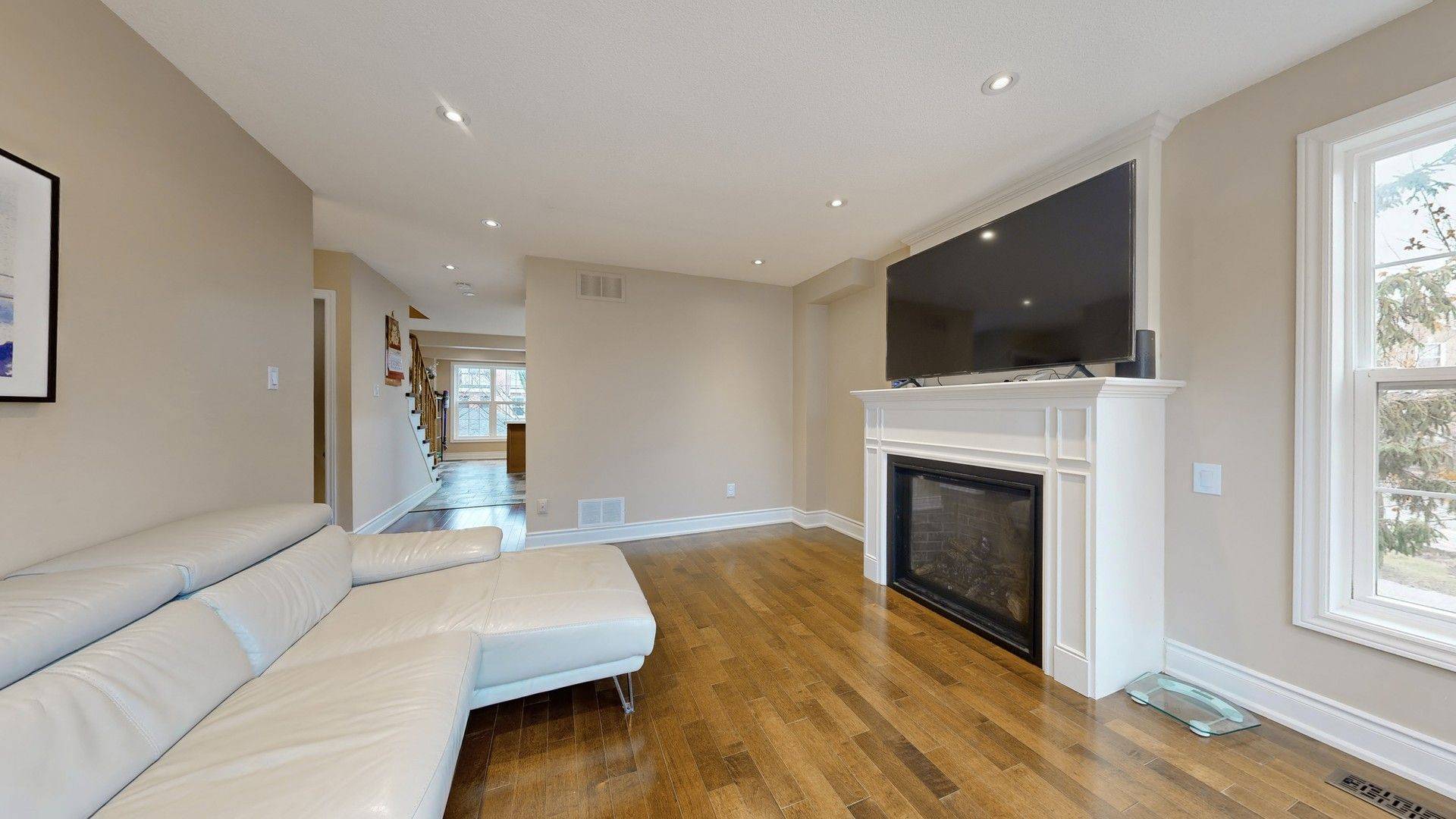 Aurora, ON L4G 7E4,52 Wyatt LN #20