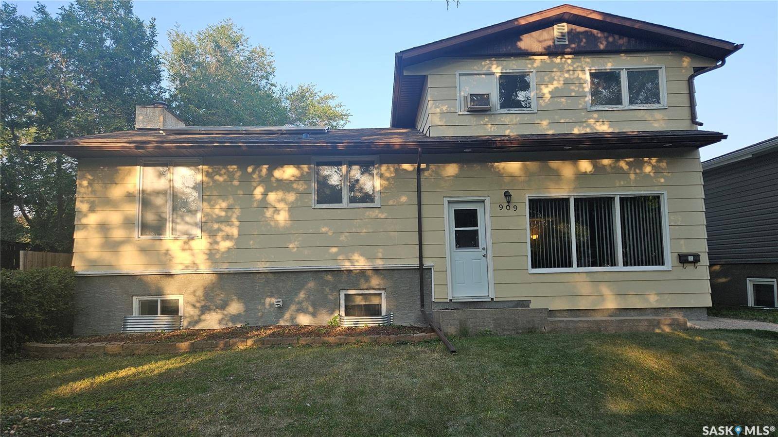 Regina, SK S4T 4X7,909 FORGET STREET