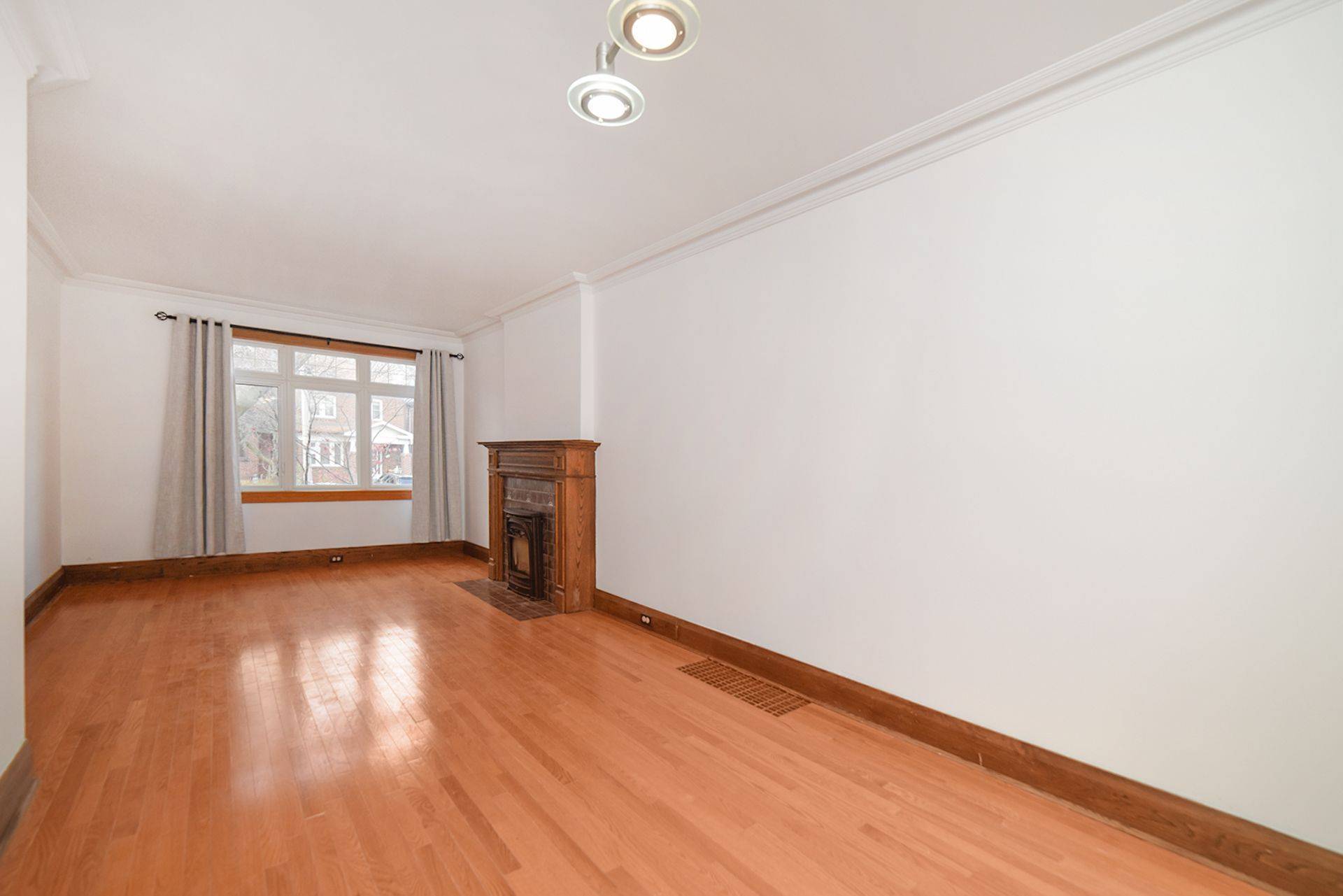 Toronto C04, ON M5M 1M3,27 Cranbrooke AVE