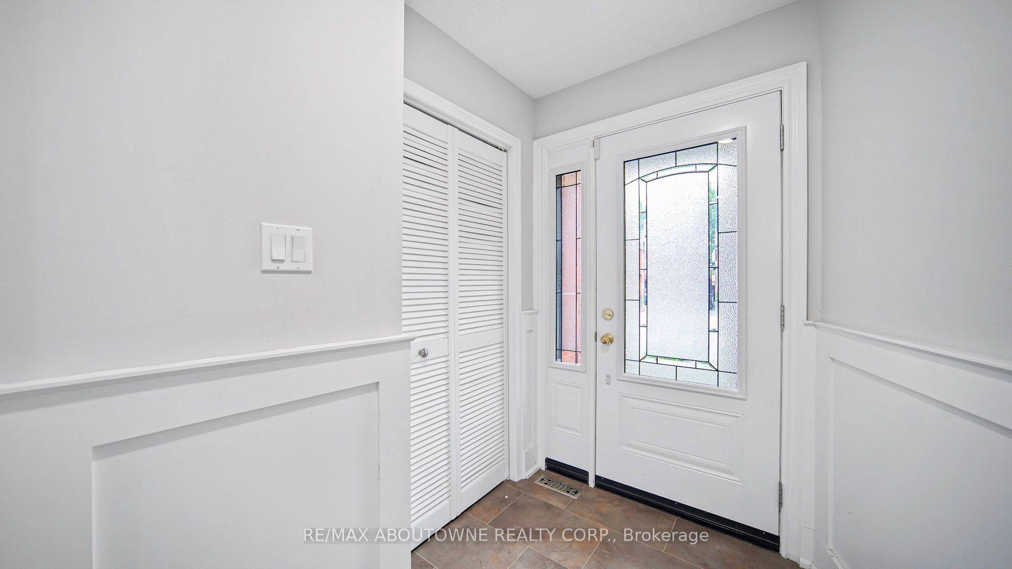 Mississauga, ON L5C 3J4,1228 Cornerbrook PL