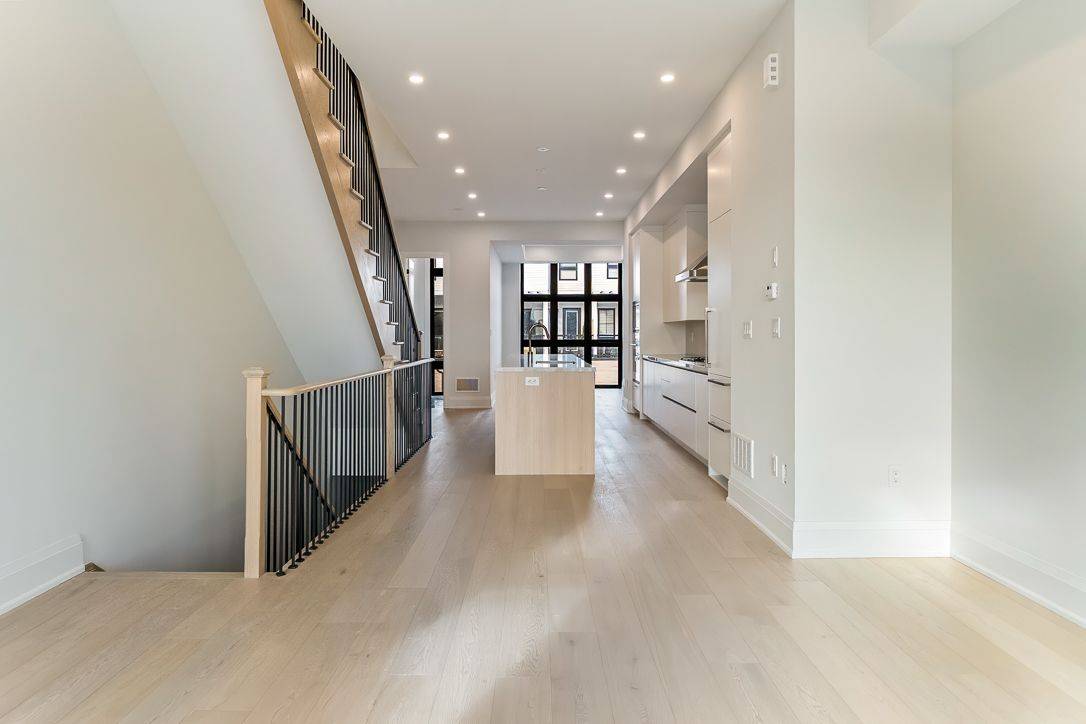 Oakville, ON L6L 0H9,138 EAST ST #3