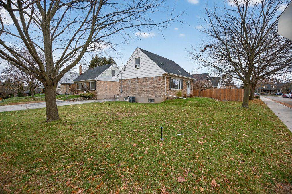 Hamilton, ON L8K 2A9,52 Sylvia CRES