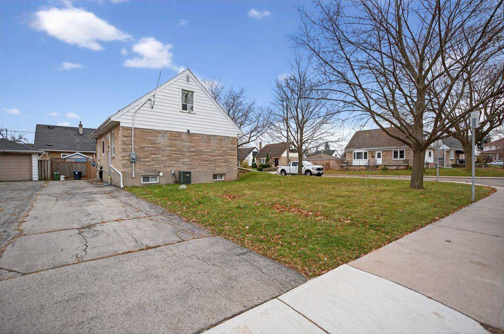 Hamilton, ON L8K 2A9,52 Sylvia CRES