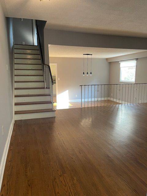 Oakville, ON L6L 1K6,2086 Thornlea DR