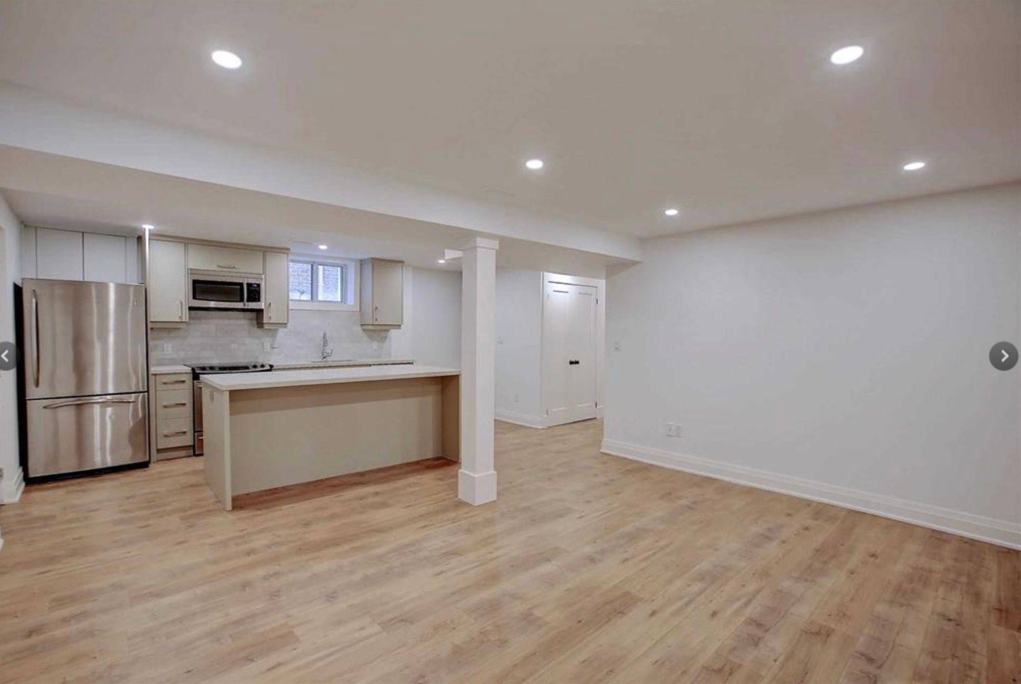 Oakville, ON L6K 1P3,136 Westside DR #Lower