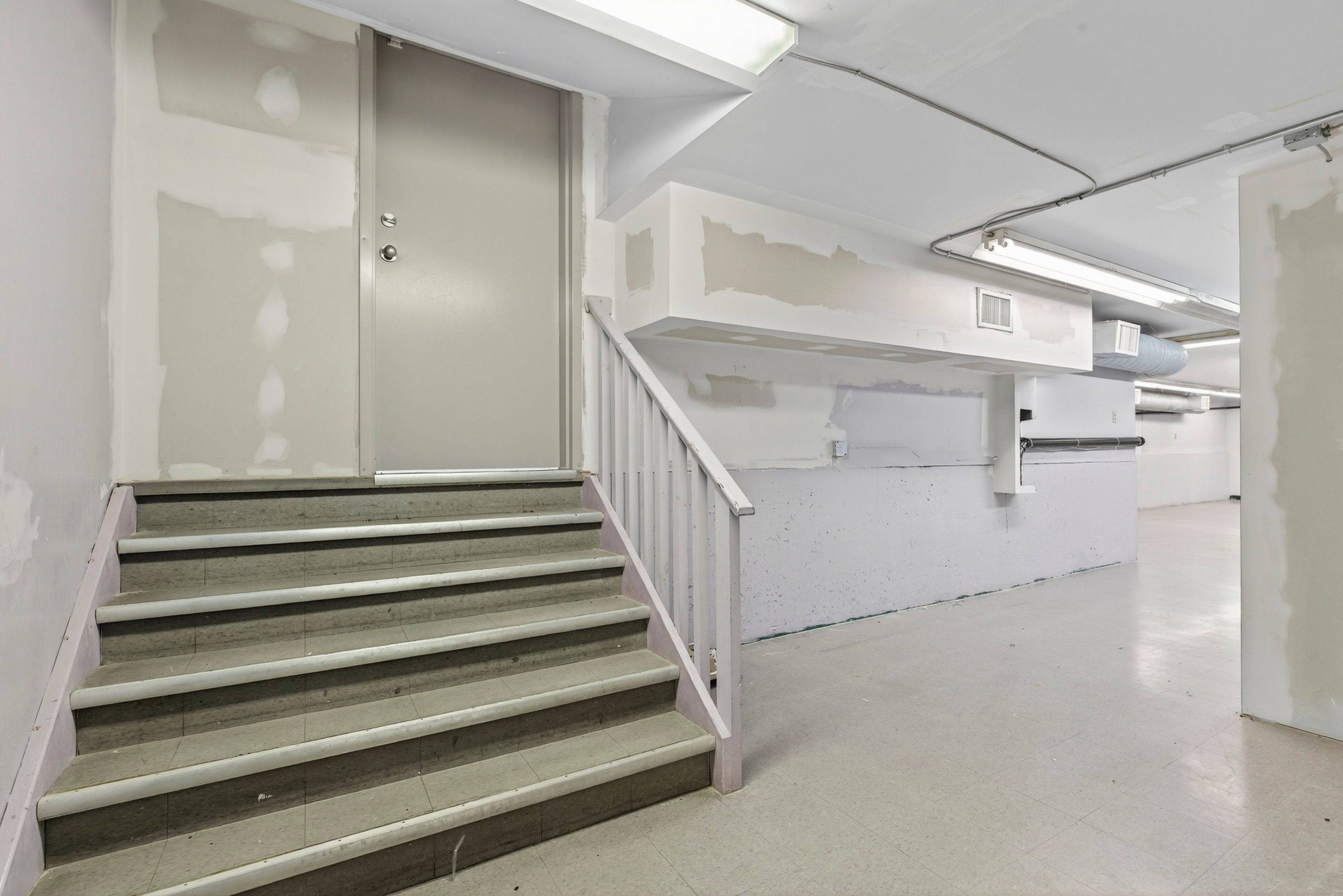 Hamilton, ON L9C 3A9,1050 Upper James ST #4