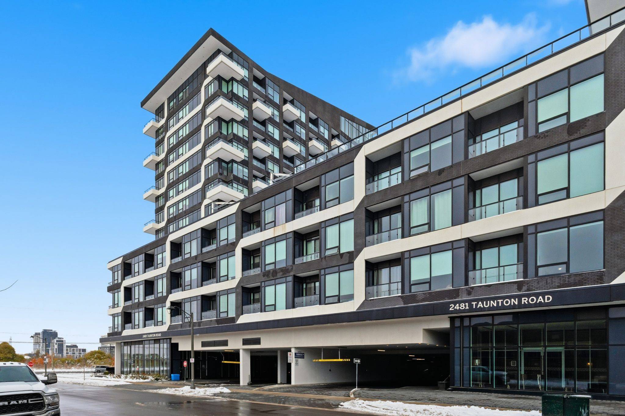 Oakville, ON L6H 3R8,2489 Taunton RD #815