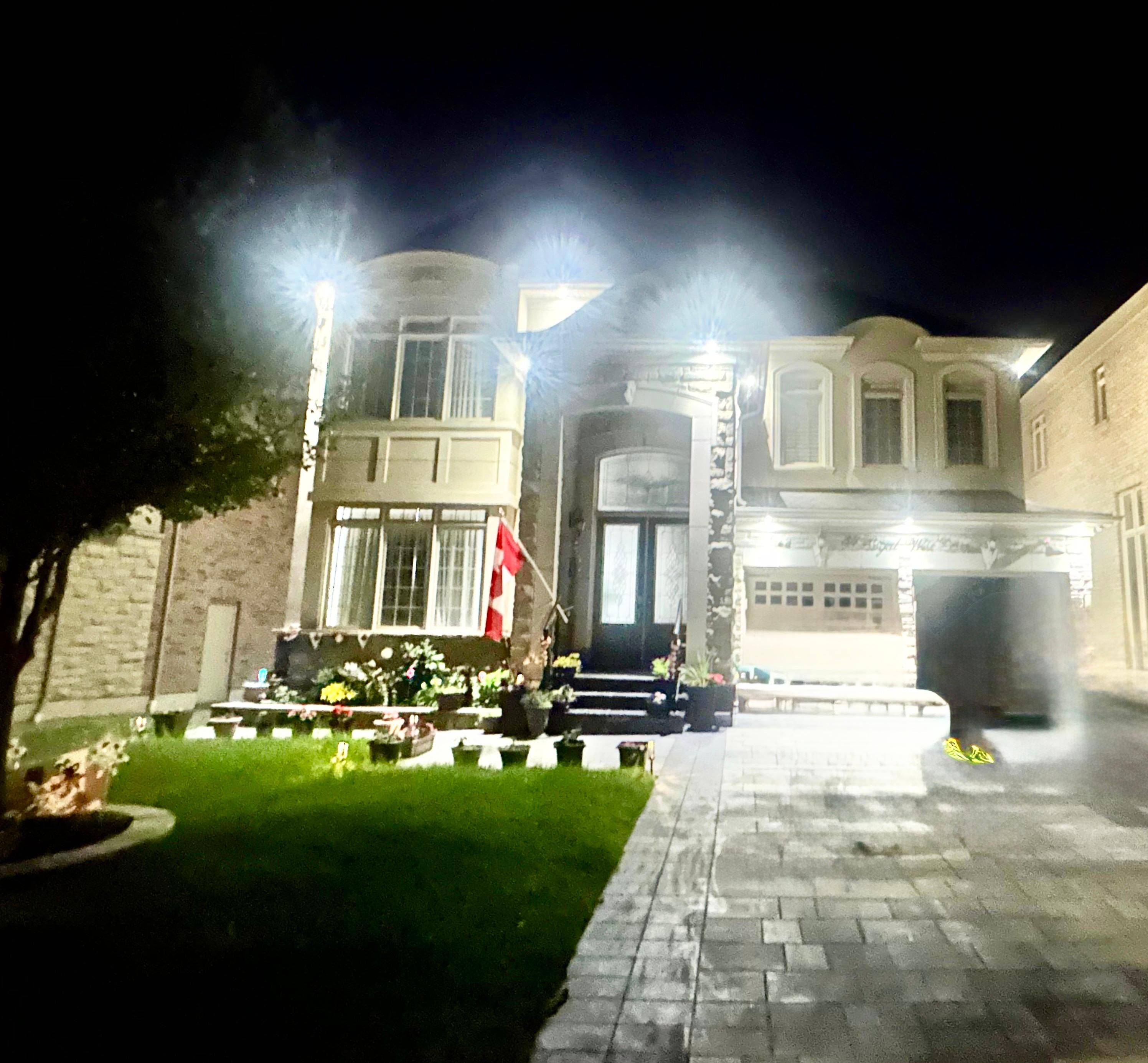 Brampton, ON L6X 2M4,34 Royal West DR