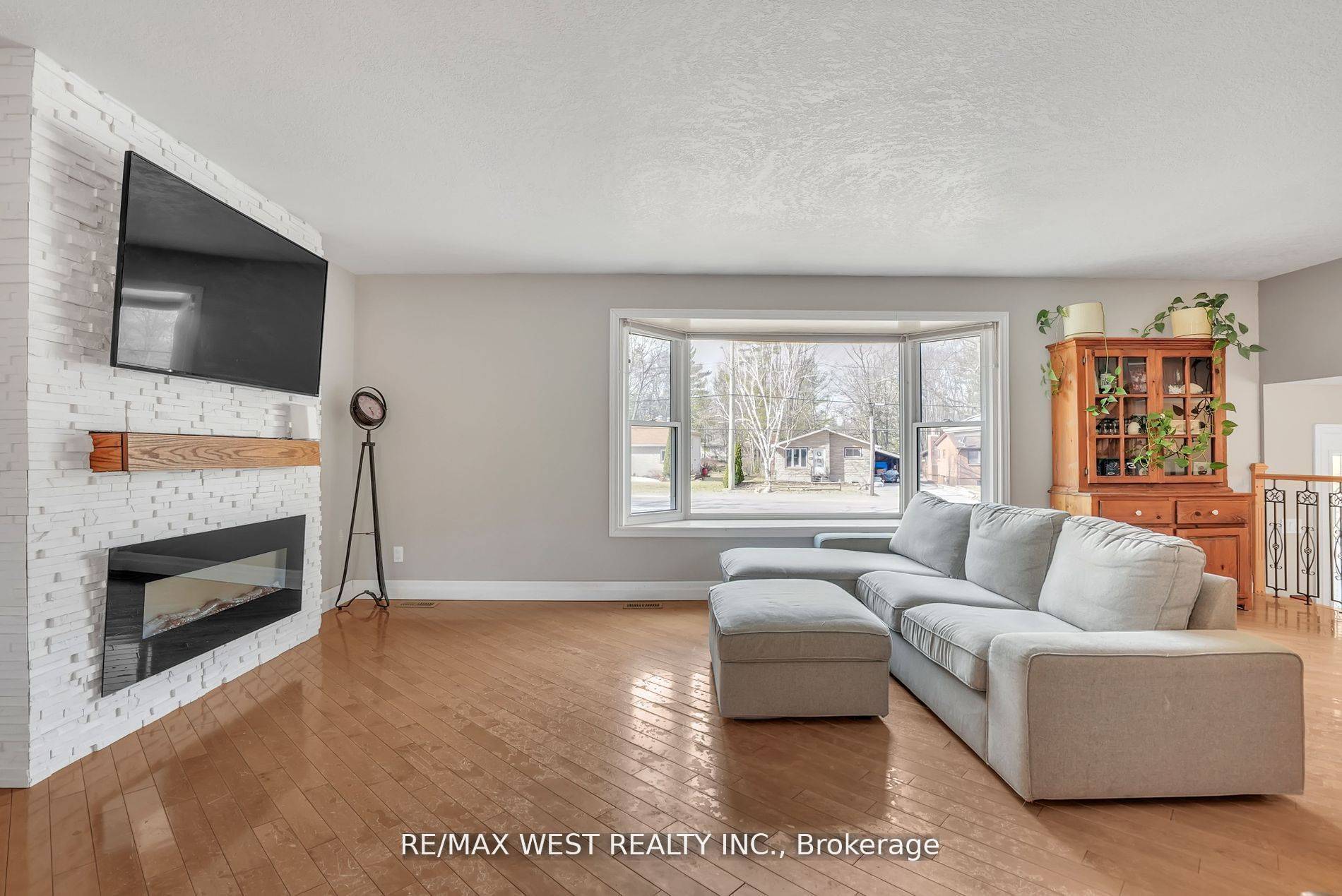 Wasaga Beach, ON L9Z 2T4,279 Sunnidale RD