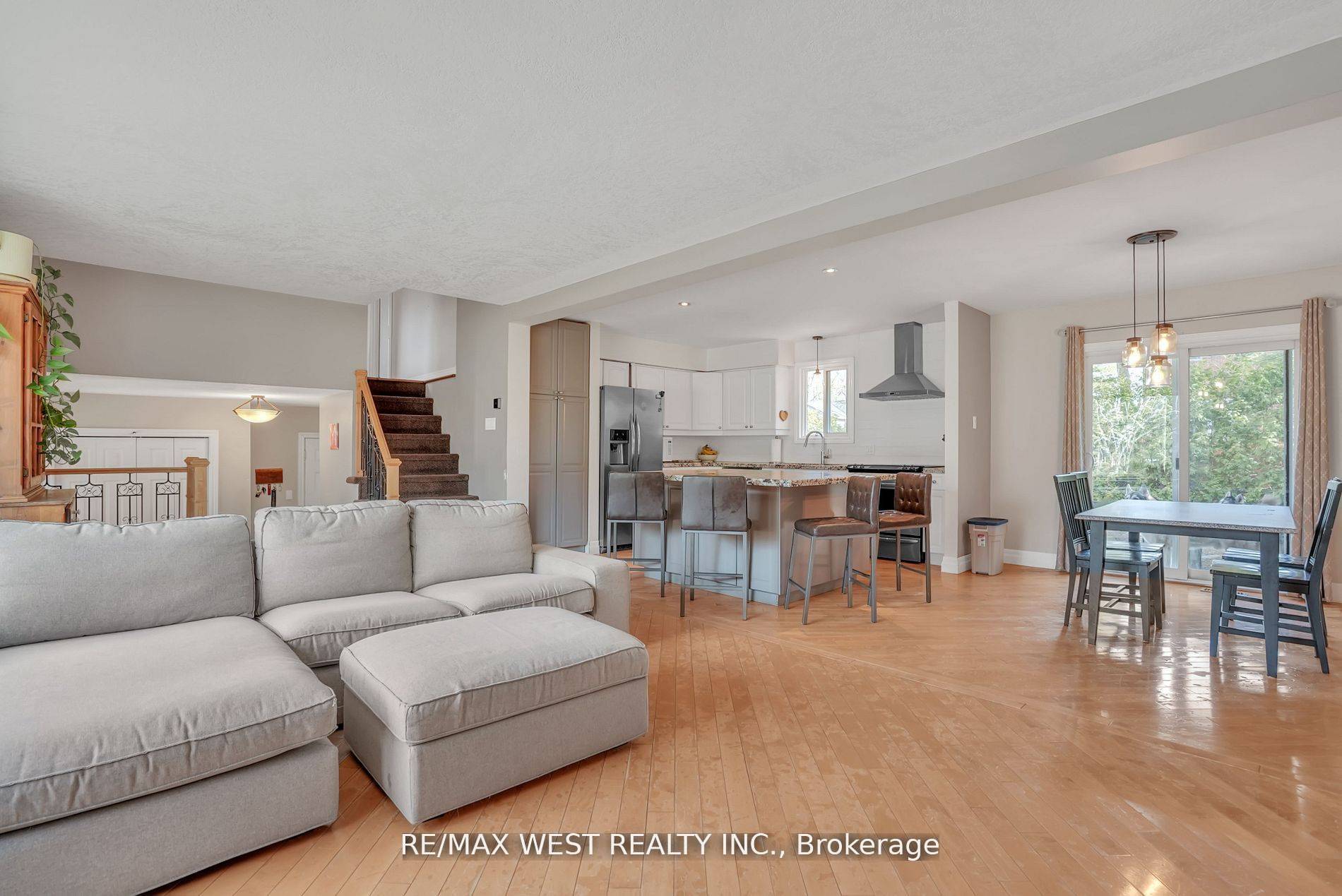 Wasaga Beach, ON L9Z 2T4,279 Sunnidale RD