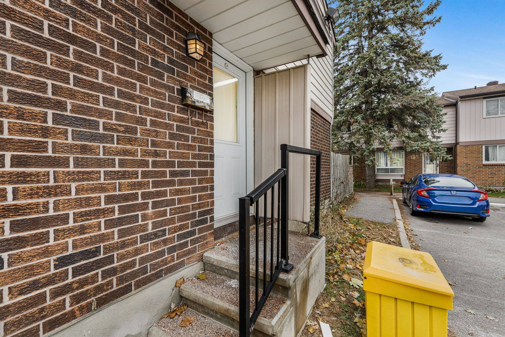 Blackburn Hamlet, ON K1B 4Z7,2276 Orient Park DR #48