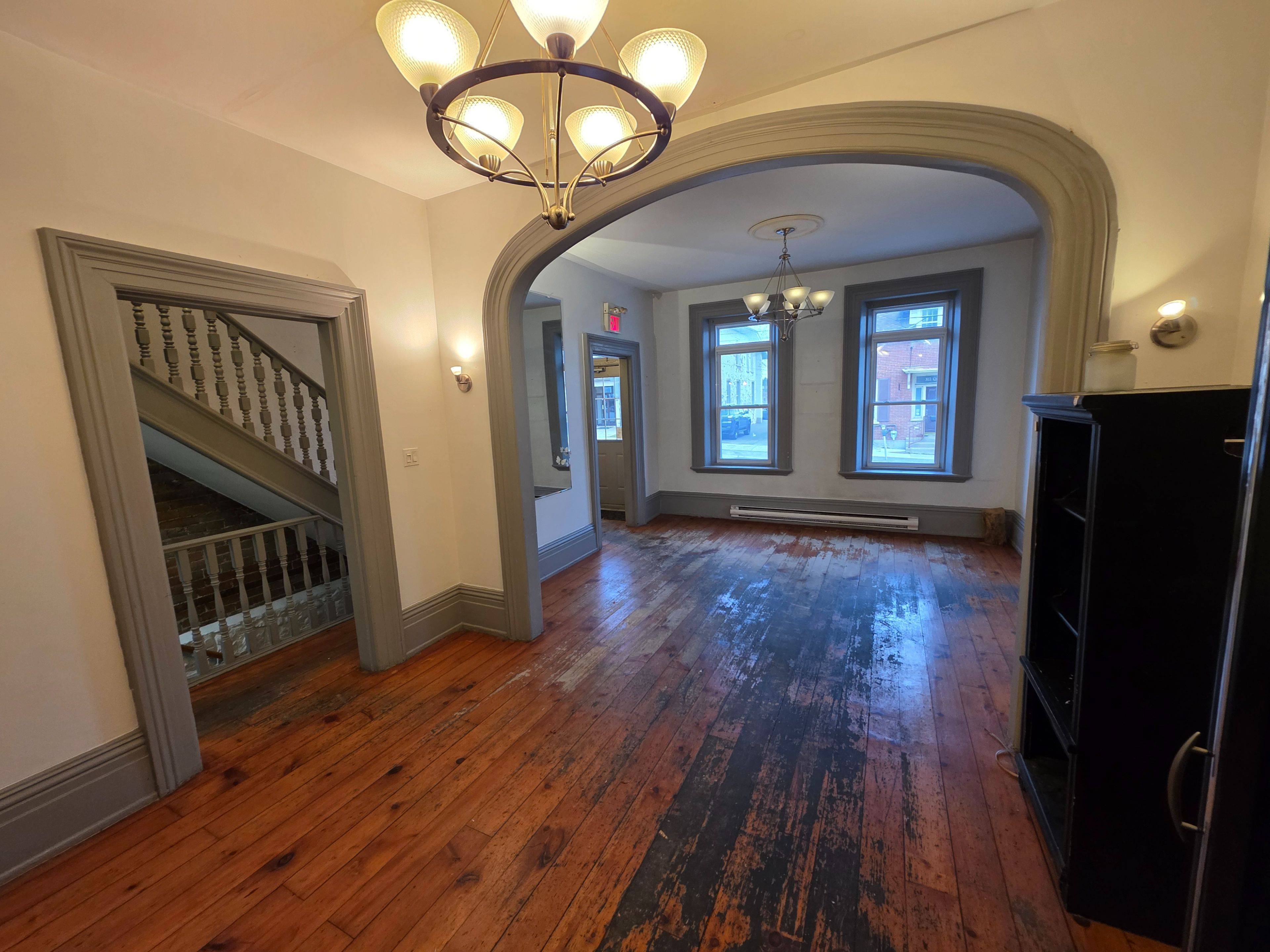 Peterborough, ON K9H 3J7,373 Queen ST