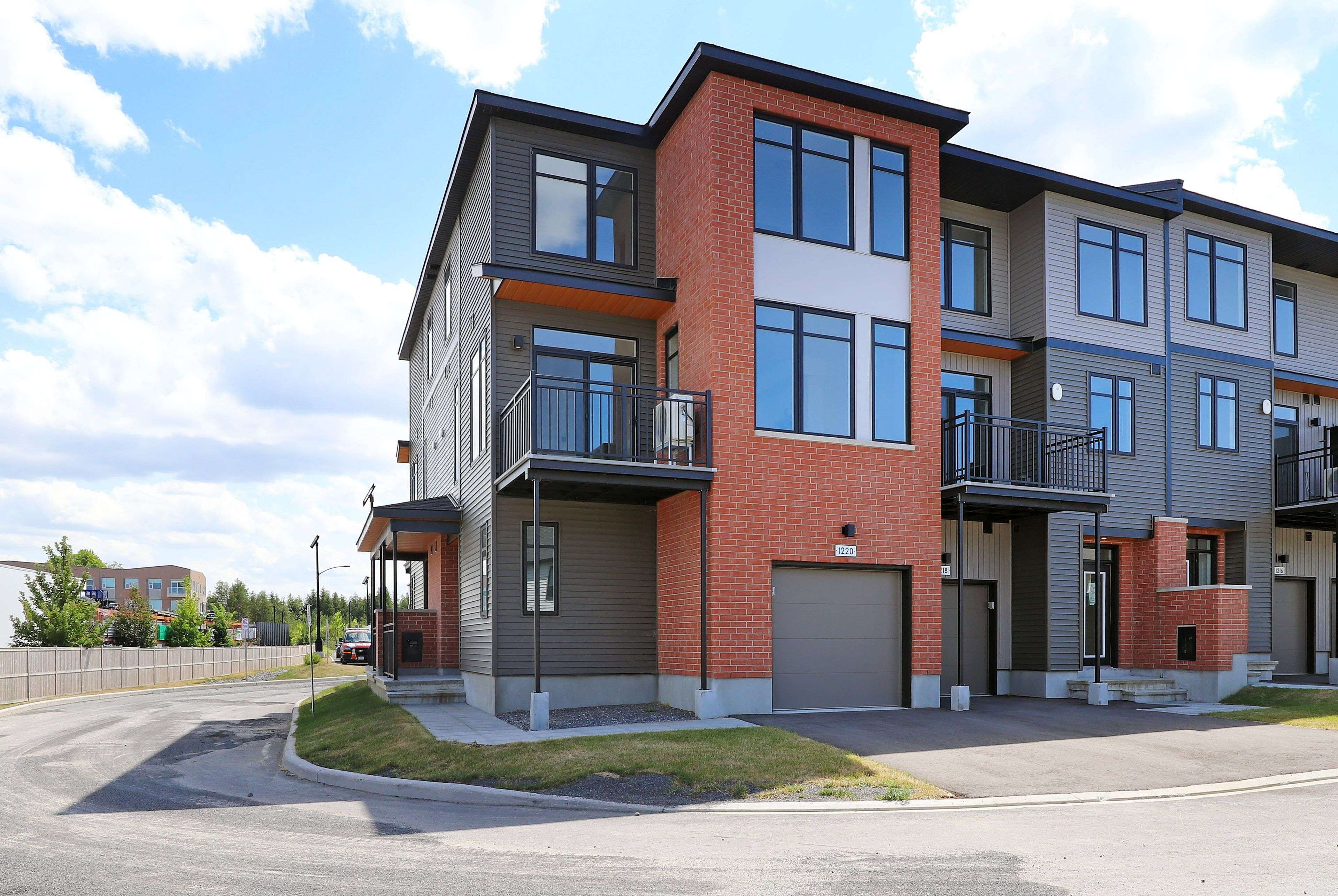 Blossom Park - Airport And Area, ON K1X 0M7,1220 Flycatcher Private