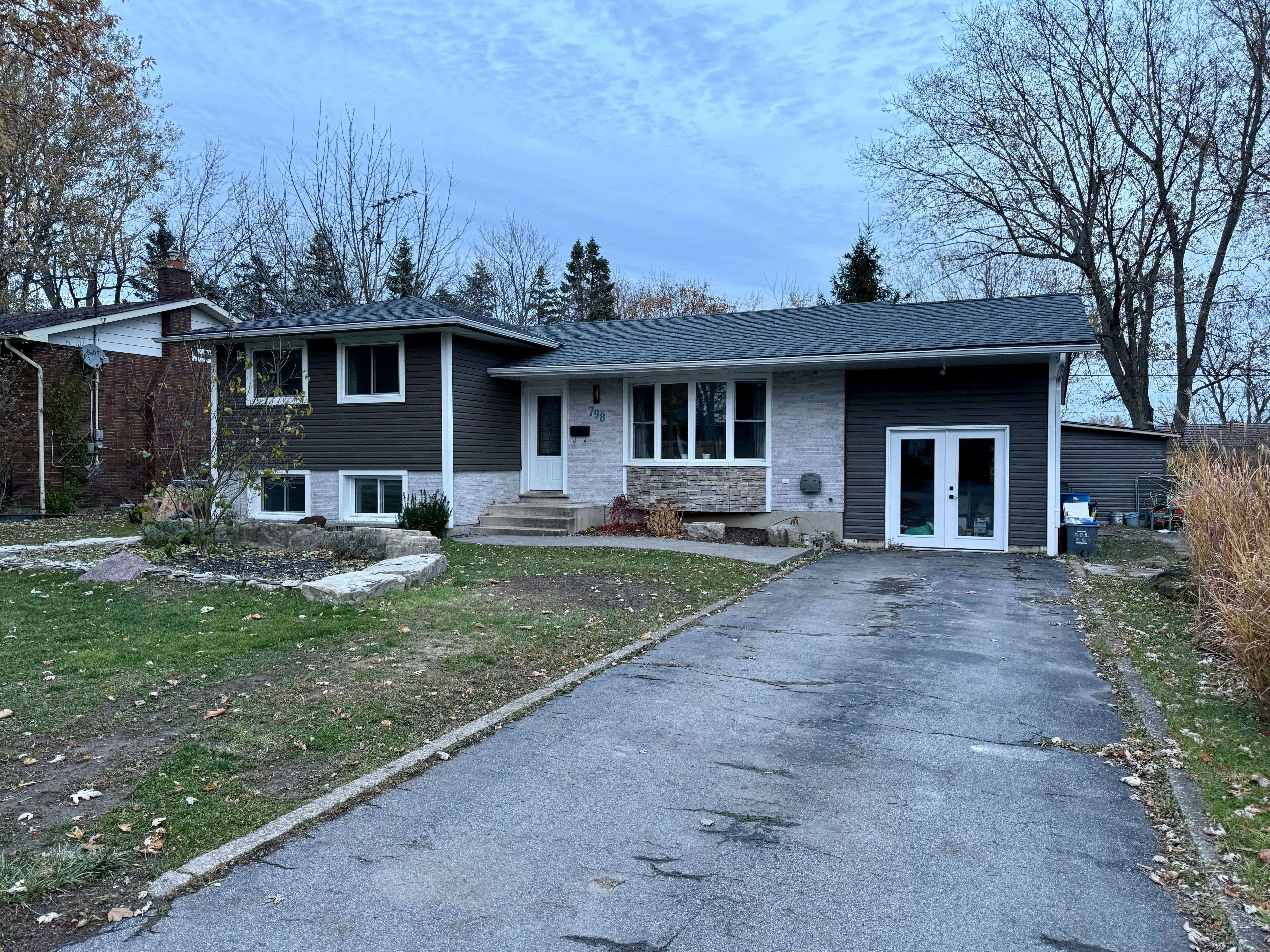 Fort Erie, ON L2A 5B6,798 Parkdale AVE