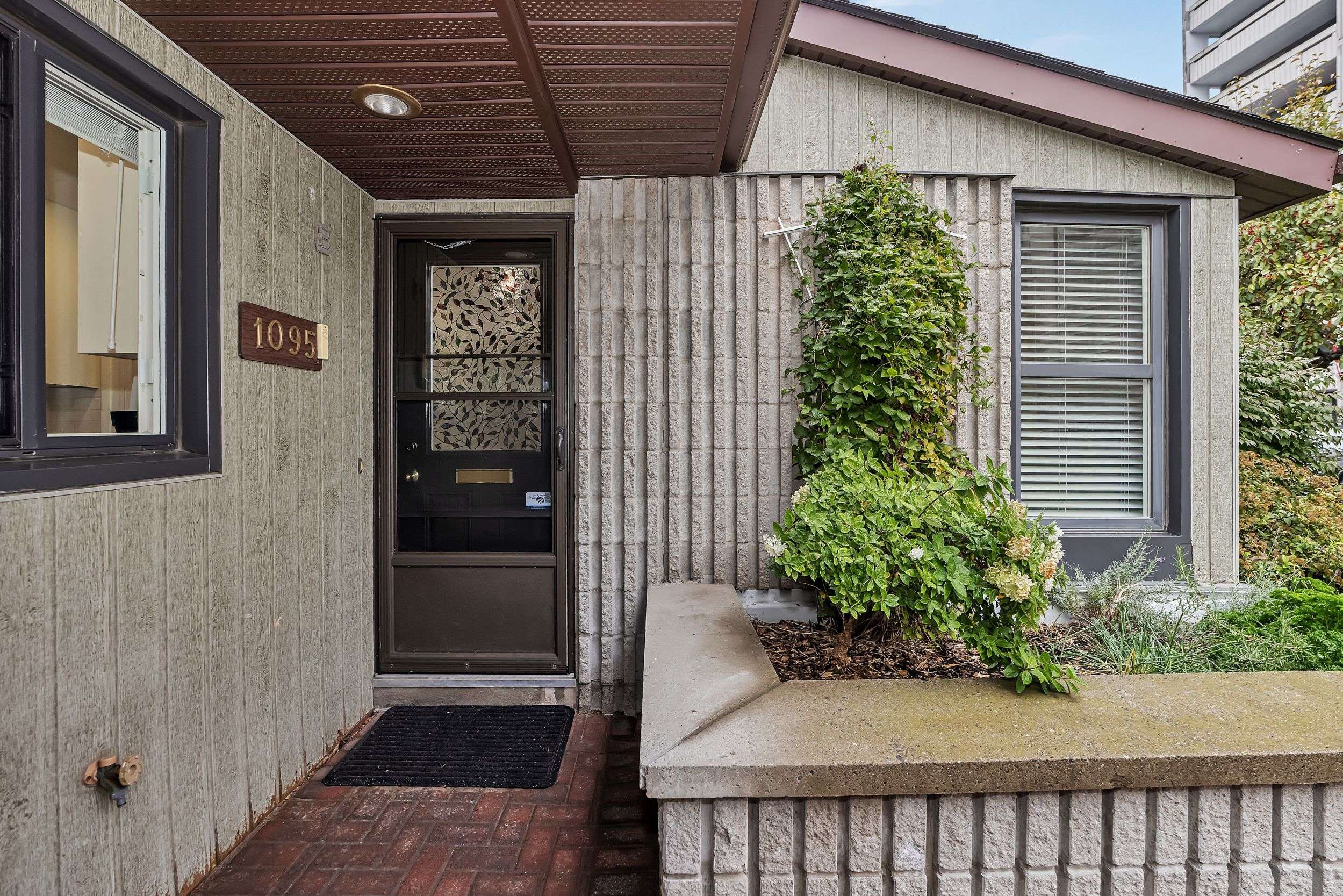 Woodroffe, ON K2B 8E2,1095 Ambleside DR