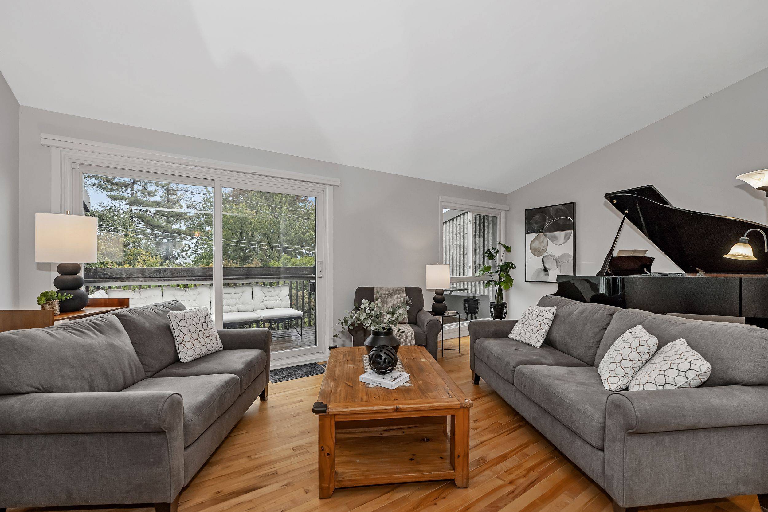 Woodroffe, ON K2B 8E2,1095 Ambleside DR