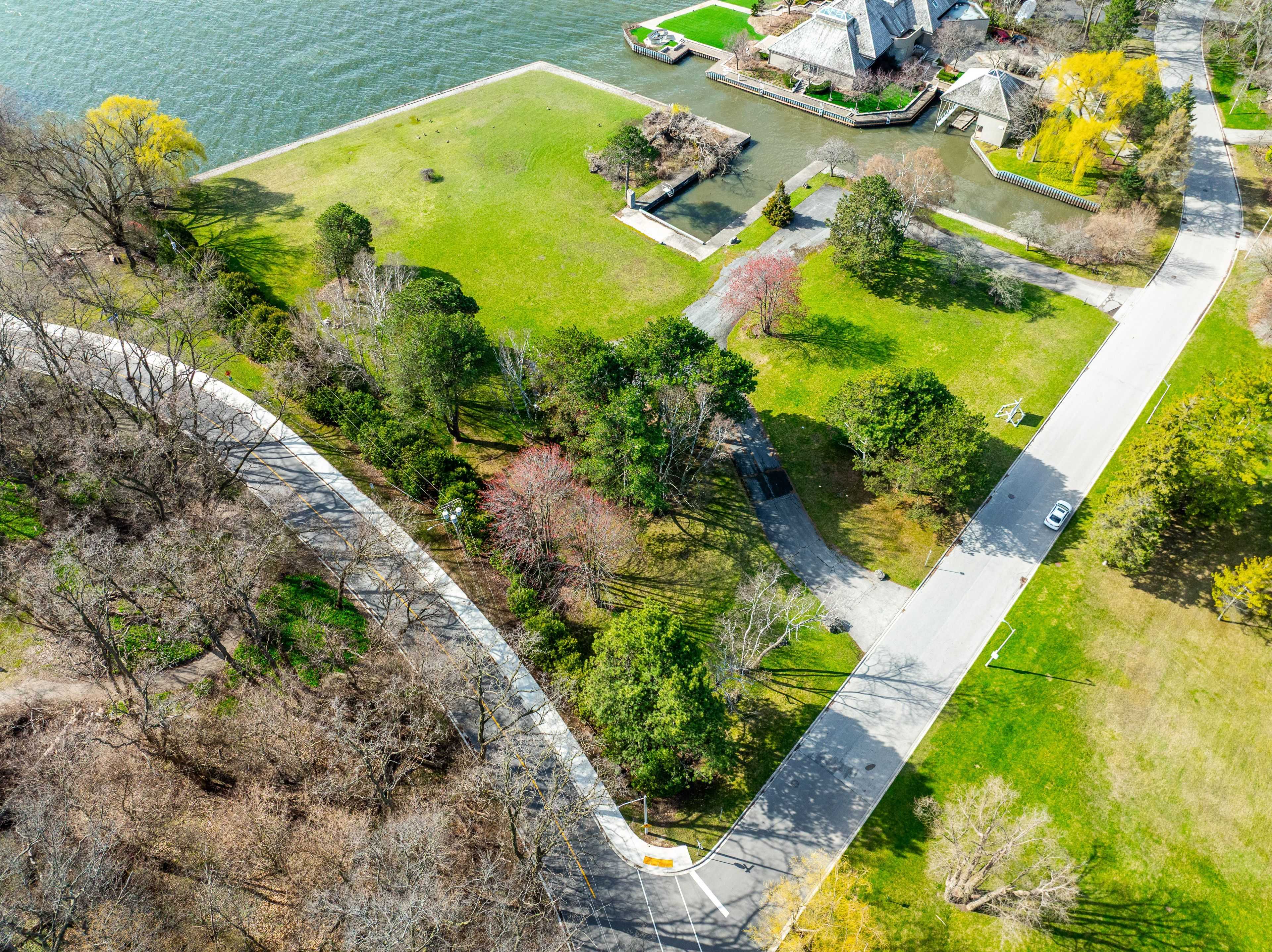 Burlington, ON L7T 4G9,800 Lasalle Park RD