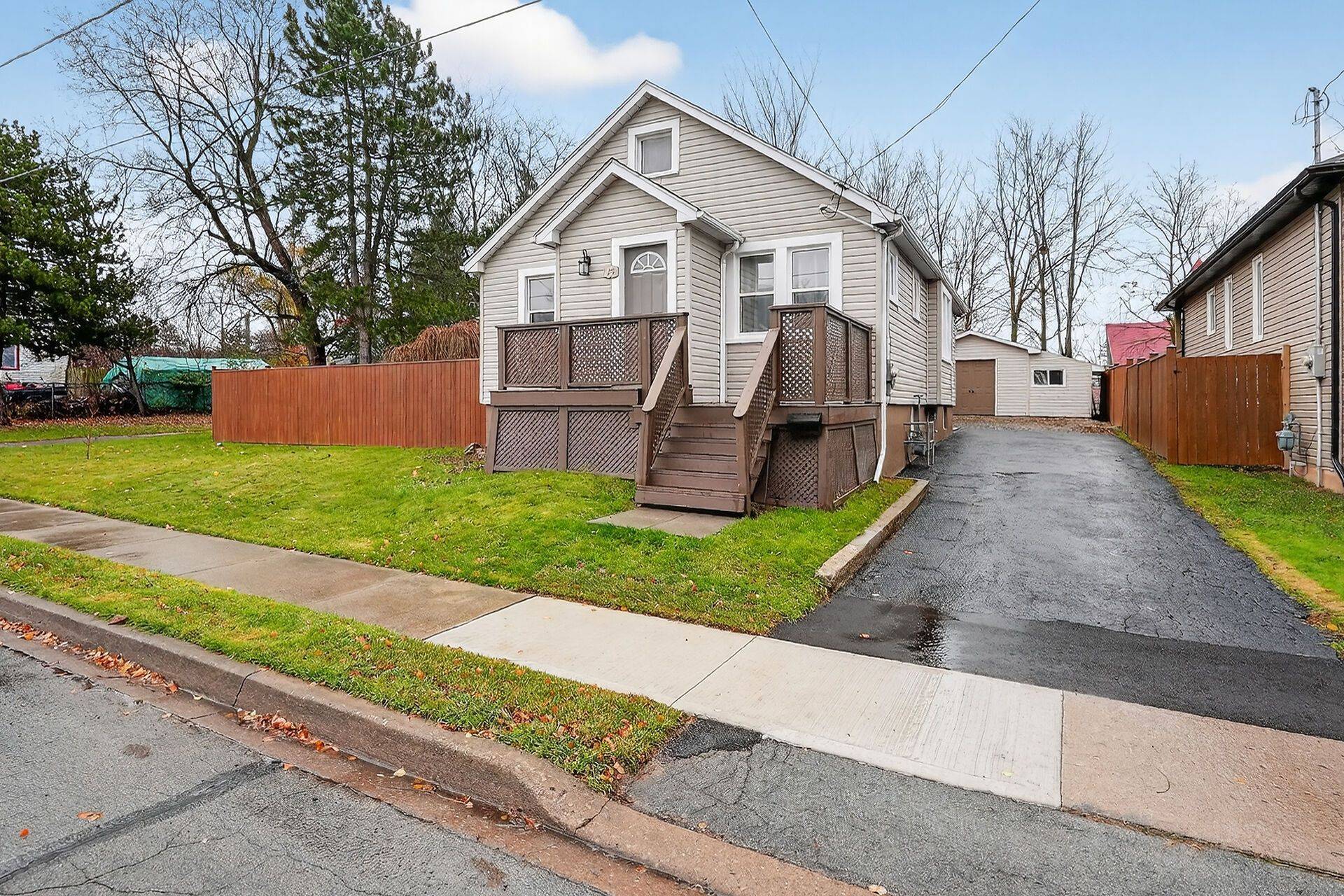 Welland, ON L3B 3P6,25 Almond ST