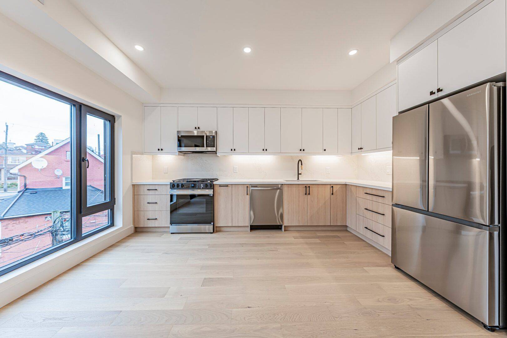 Toronto W03, ON M6E 1Y1,14 Holmesdale RD #PH