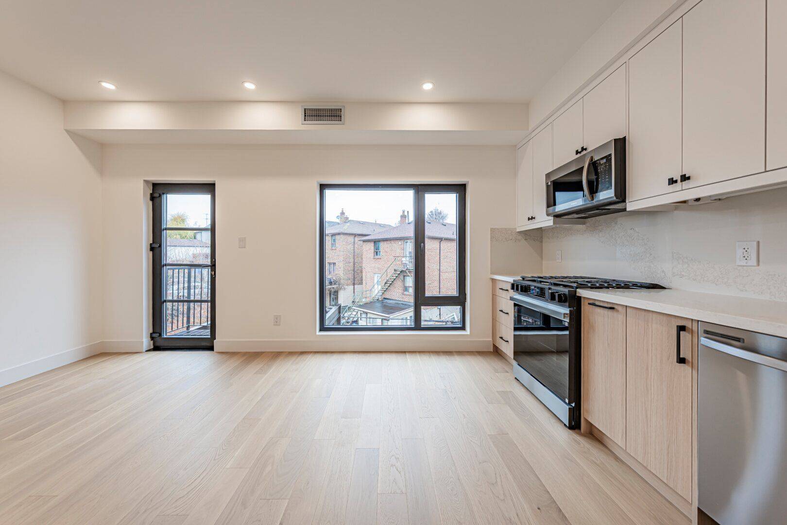 Toronto W03, ON M6E 1Y1,14 Holmesdale RD #PH