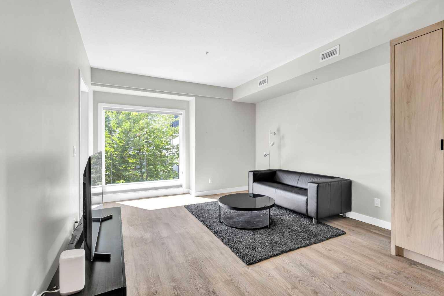 Calgary, AB T2T 4A2,3375 15 ST SW #206