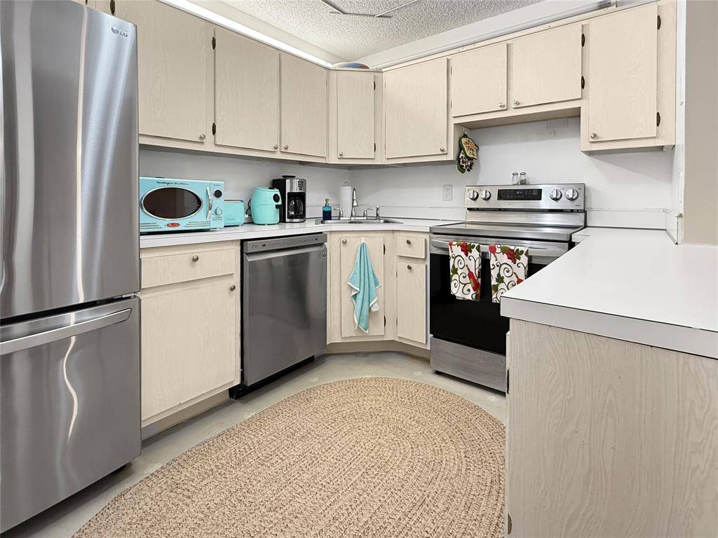 Greenacres, FL 33463,320 Knotty Pine Cir #A2