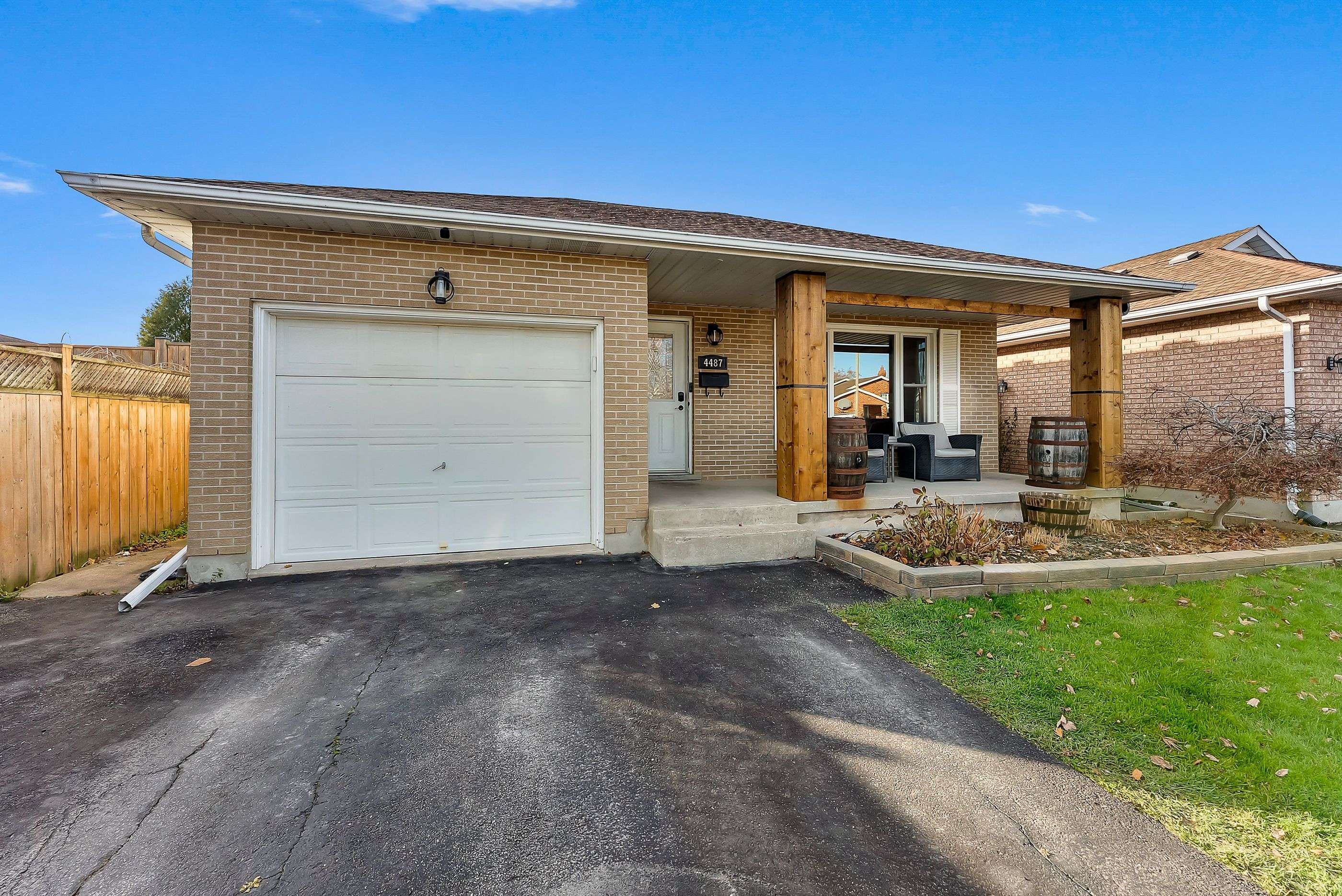 Niagara Falls, ON L2H 3C3,4487 Lee AVE