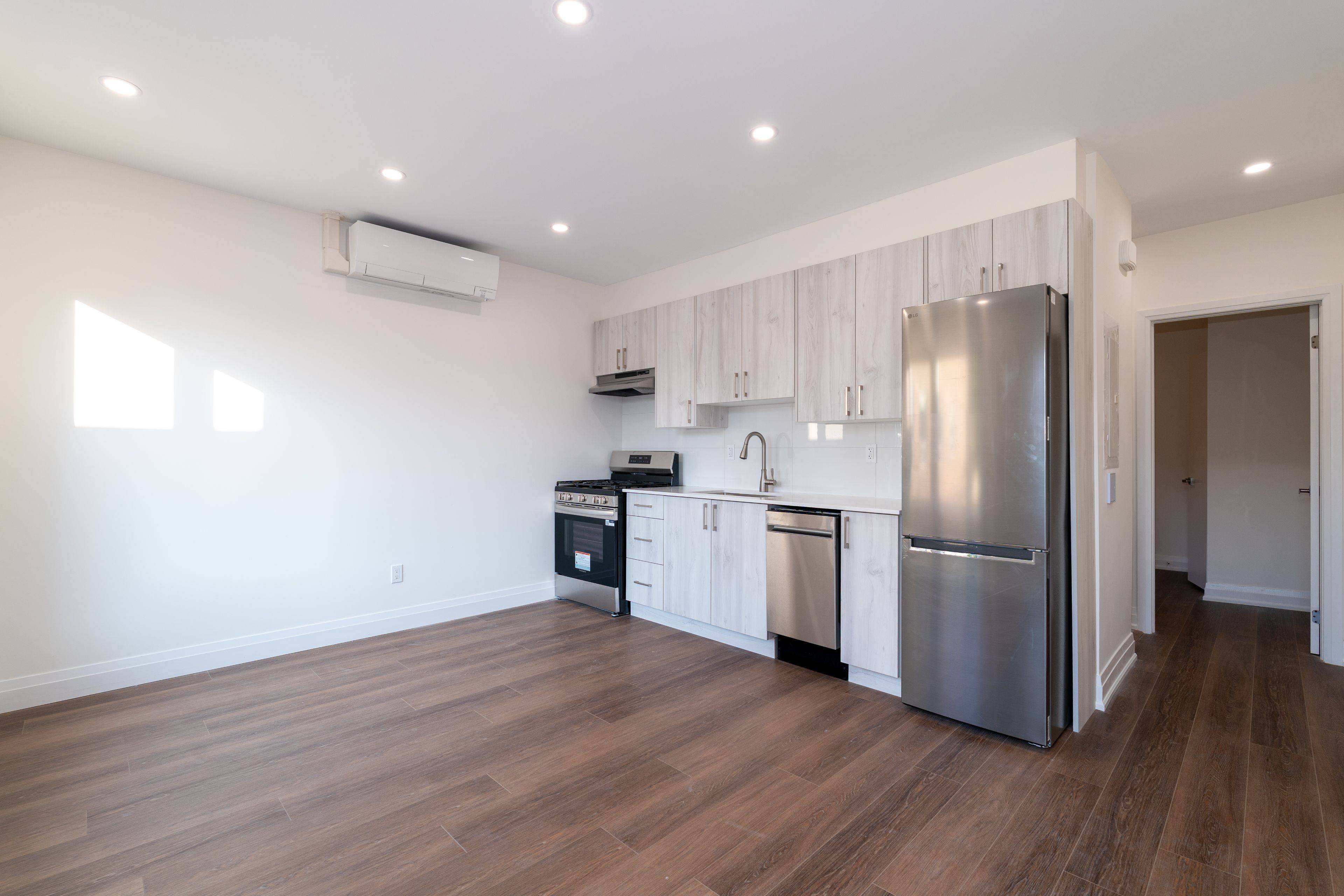 Toronto E01, ON M4J 1L2,673 Danforth AVE #2S