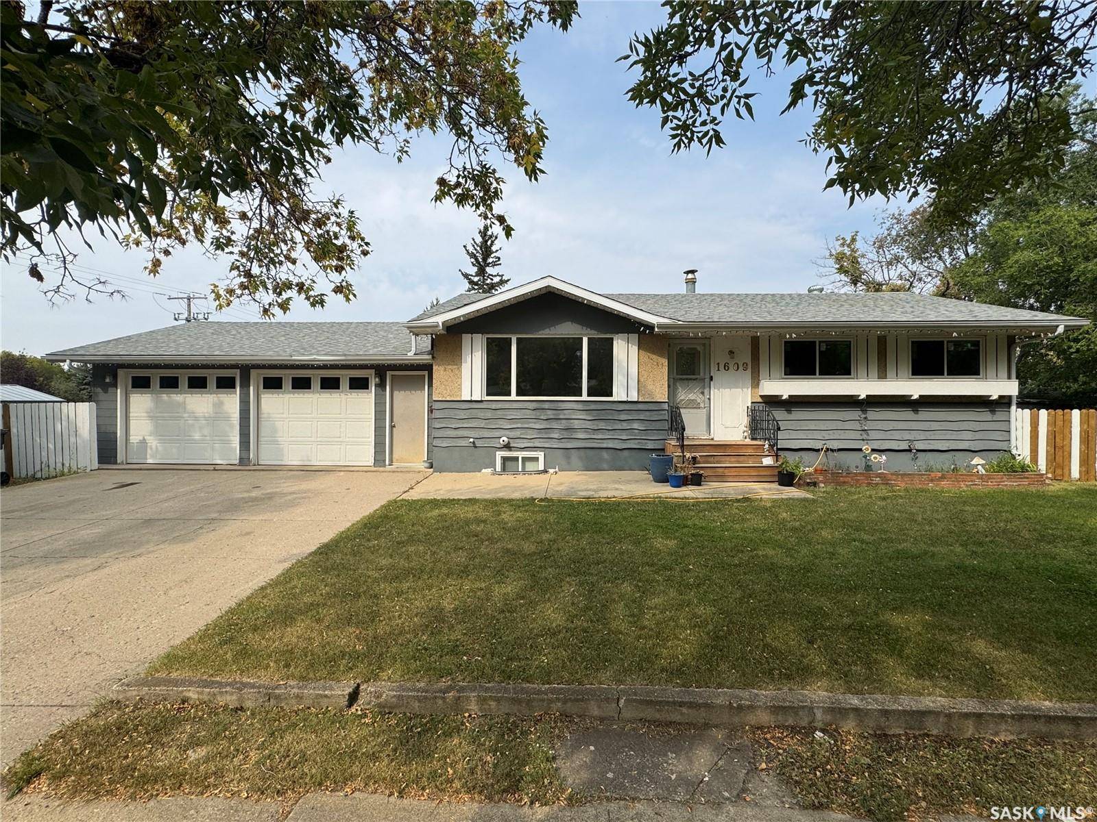 Weyburn, SK S4H 0M3,1609 Warren AVENUE