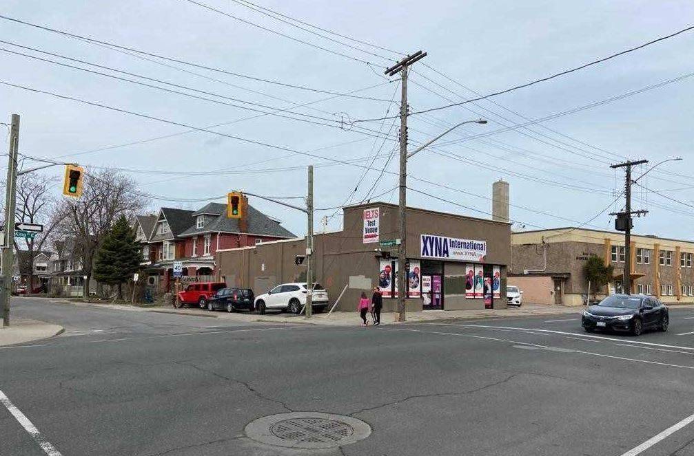 Hamilton, ON L8M 1C6,981-981 King ST E