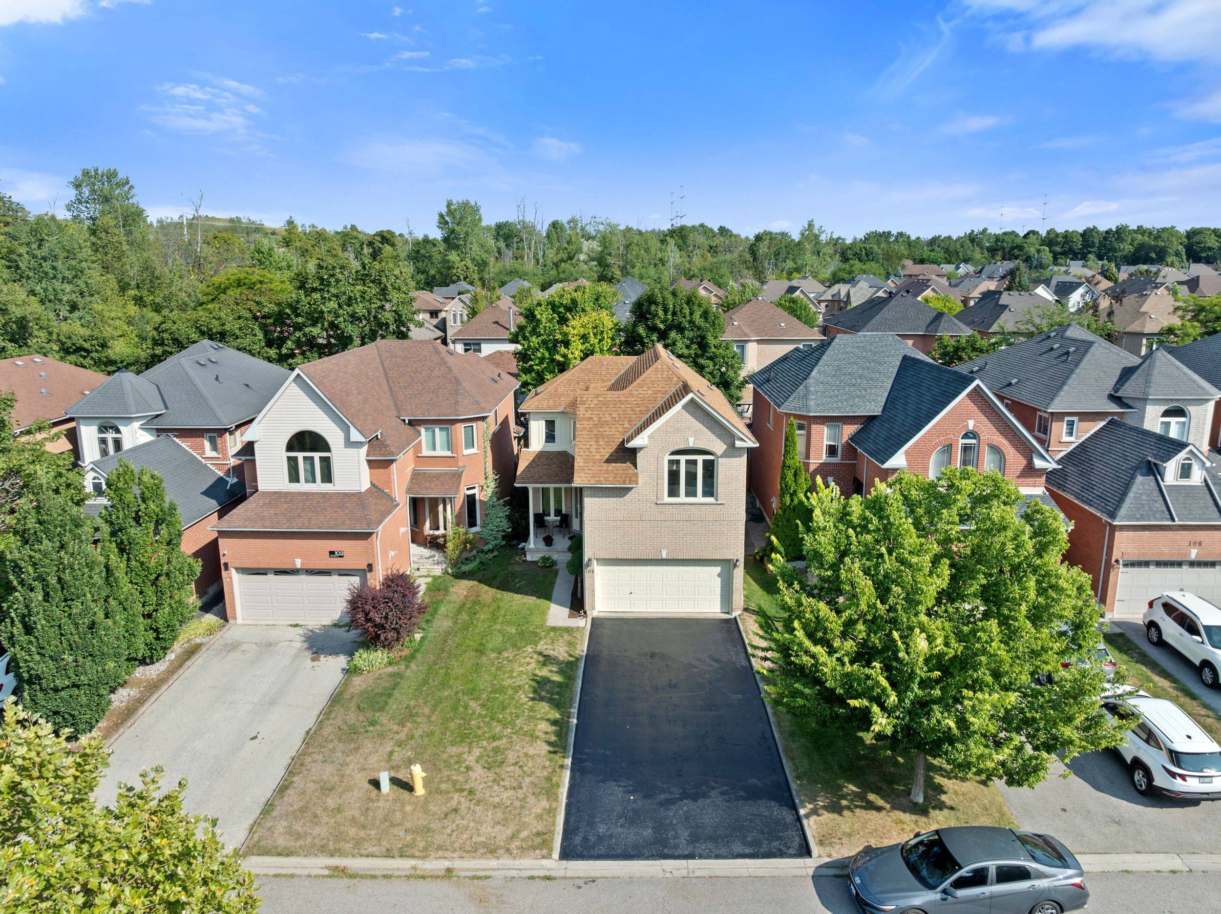 Pickering, ON L1V 6V6,104 Secord ST