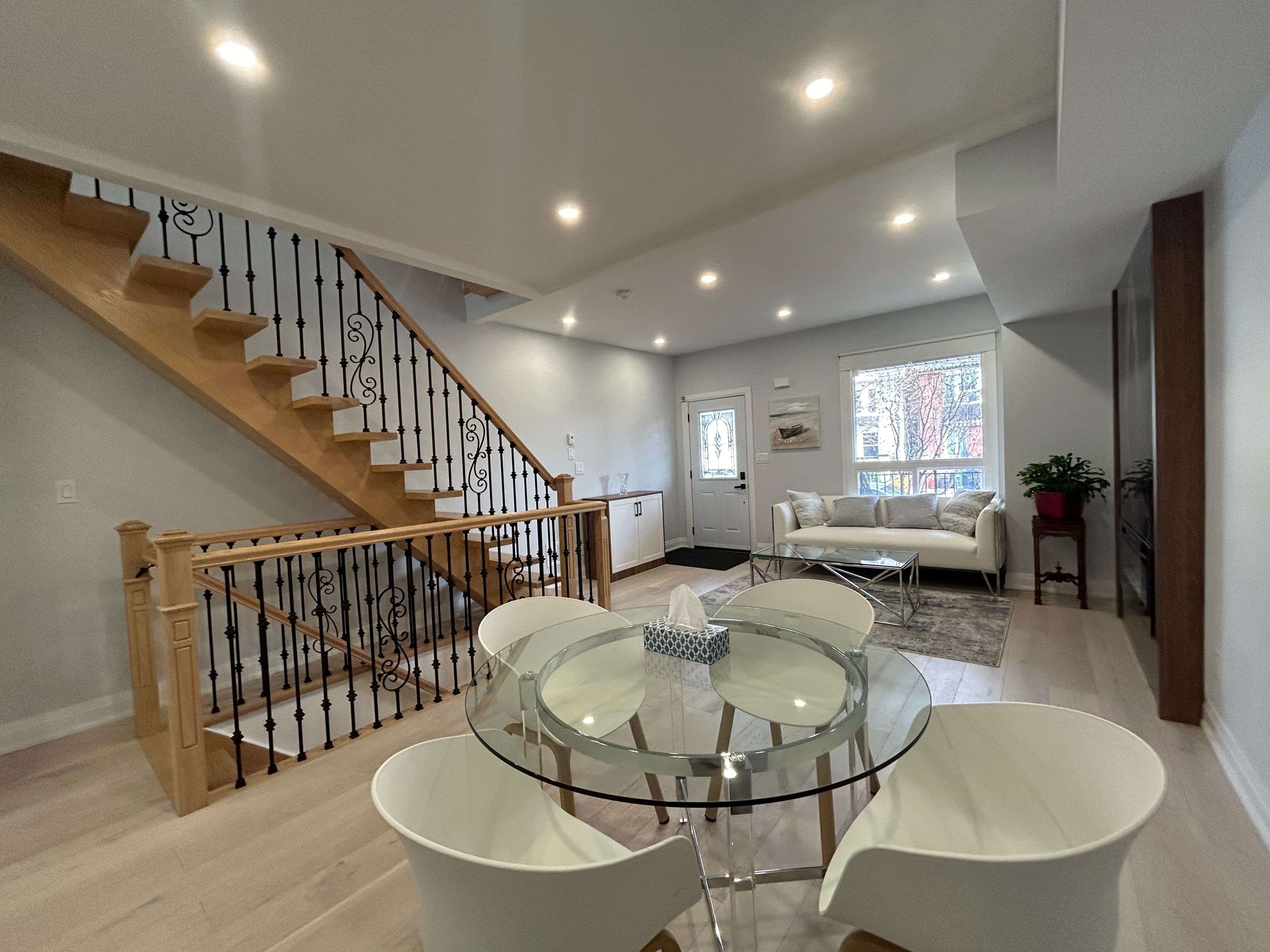 Toronto E01, ON M4L 2V9,18 Connaught Ave AVE