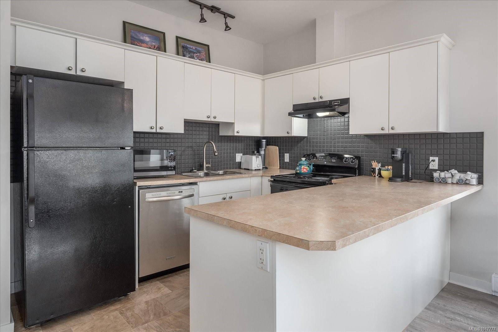 Ladysmith, BC V9G 1B4,16 High St #F