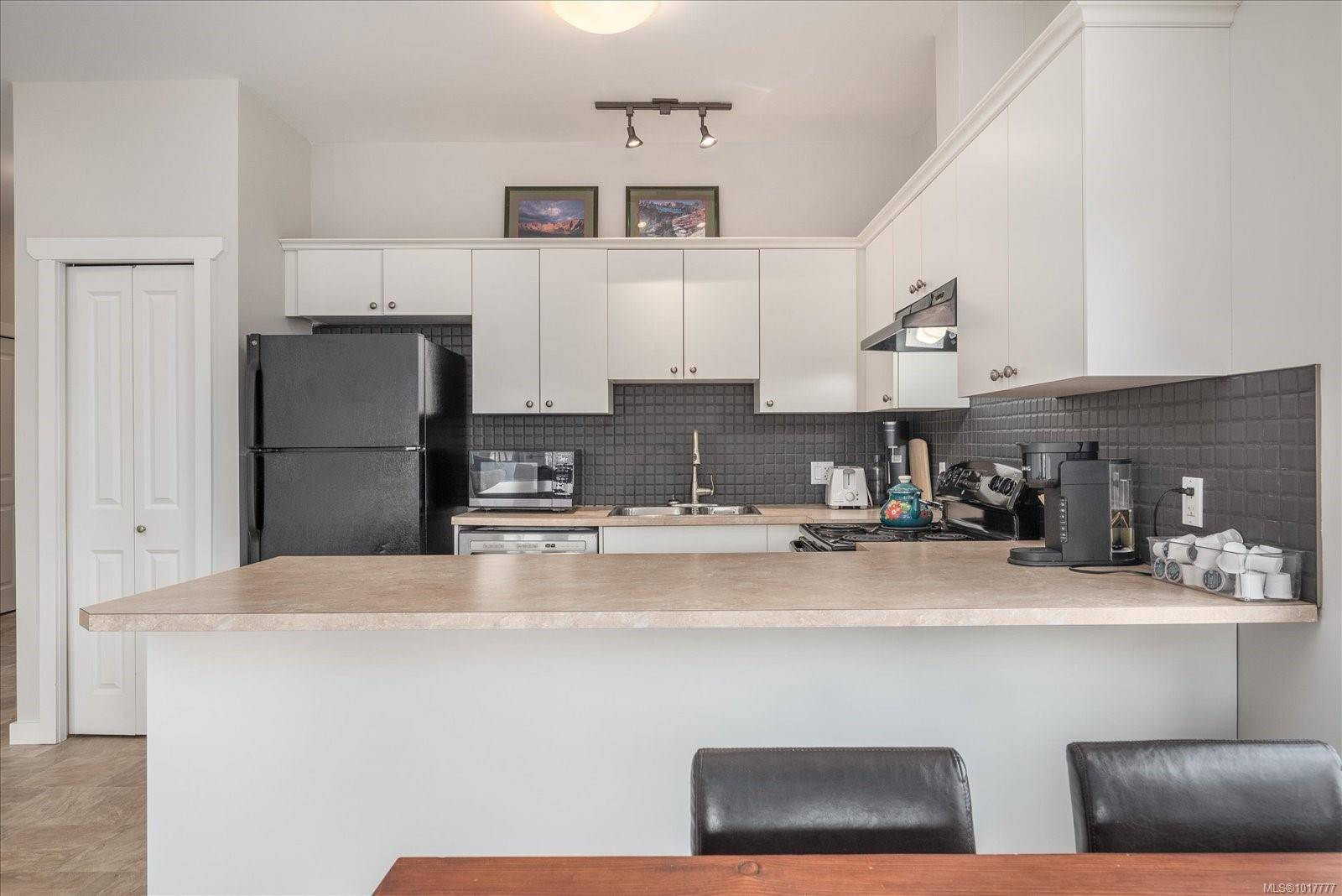 Ladysmith, BC V9G 1B4,16 High St #F