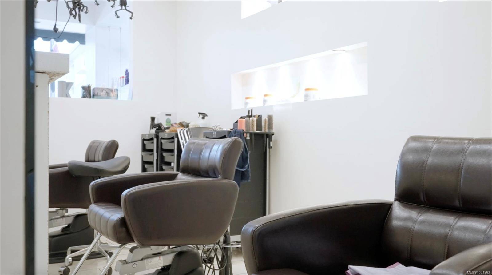 Oak Bay, BC V8R 1E5,2047 Oak Bay Ave