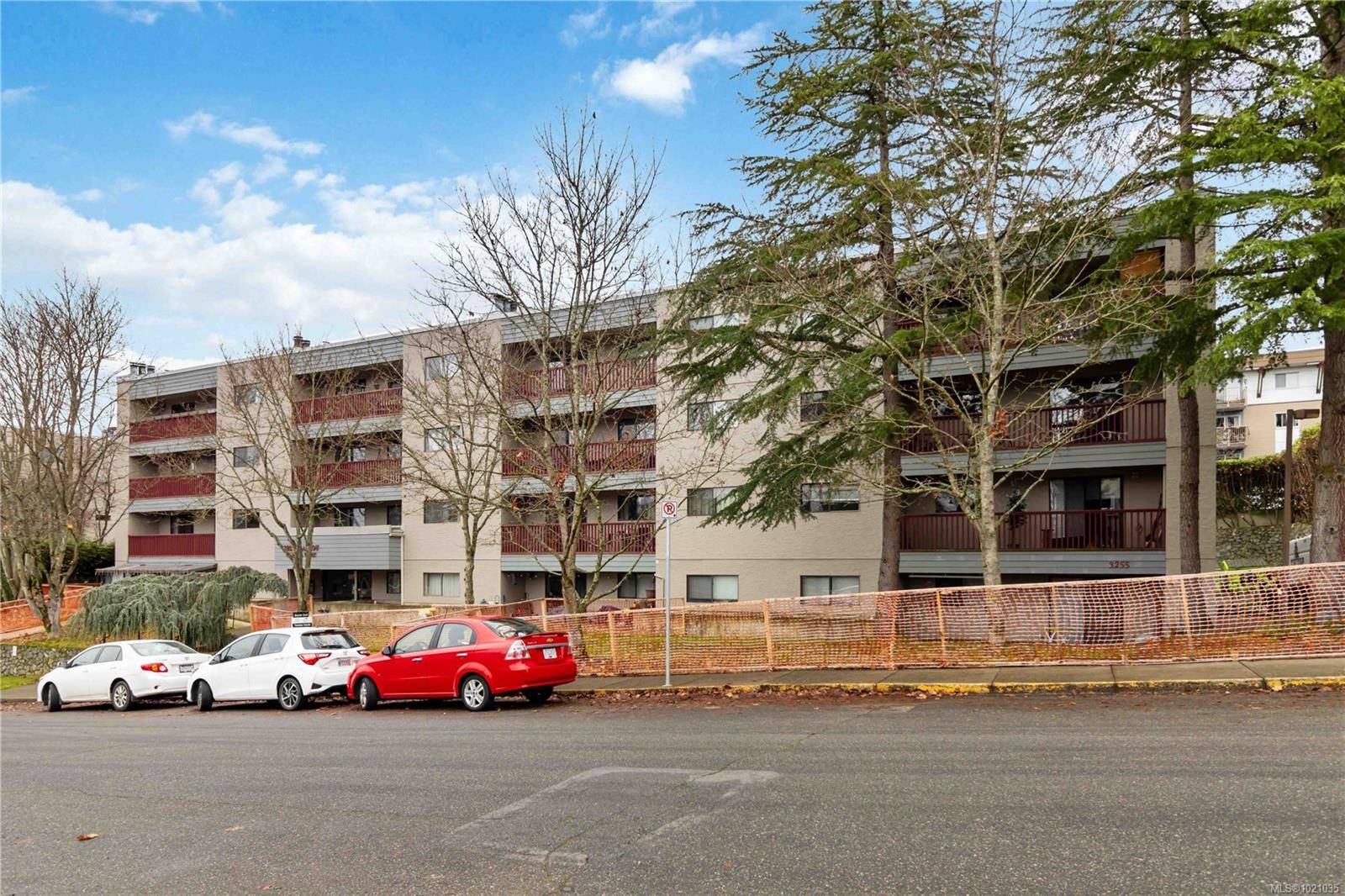 Saanich, BC V8X 1E5,3255 Glasgow Ave #308