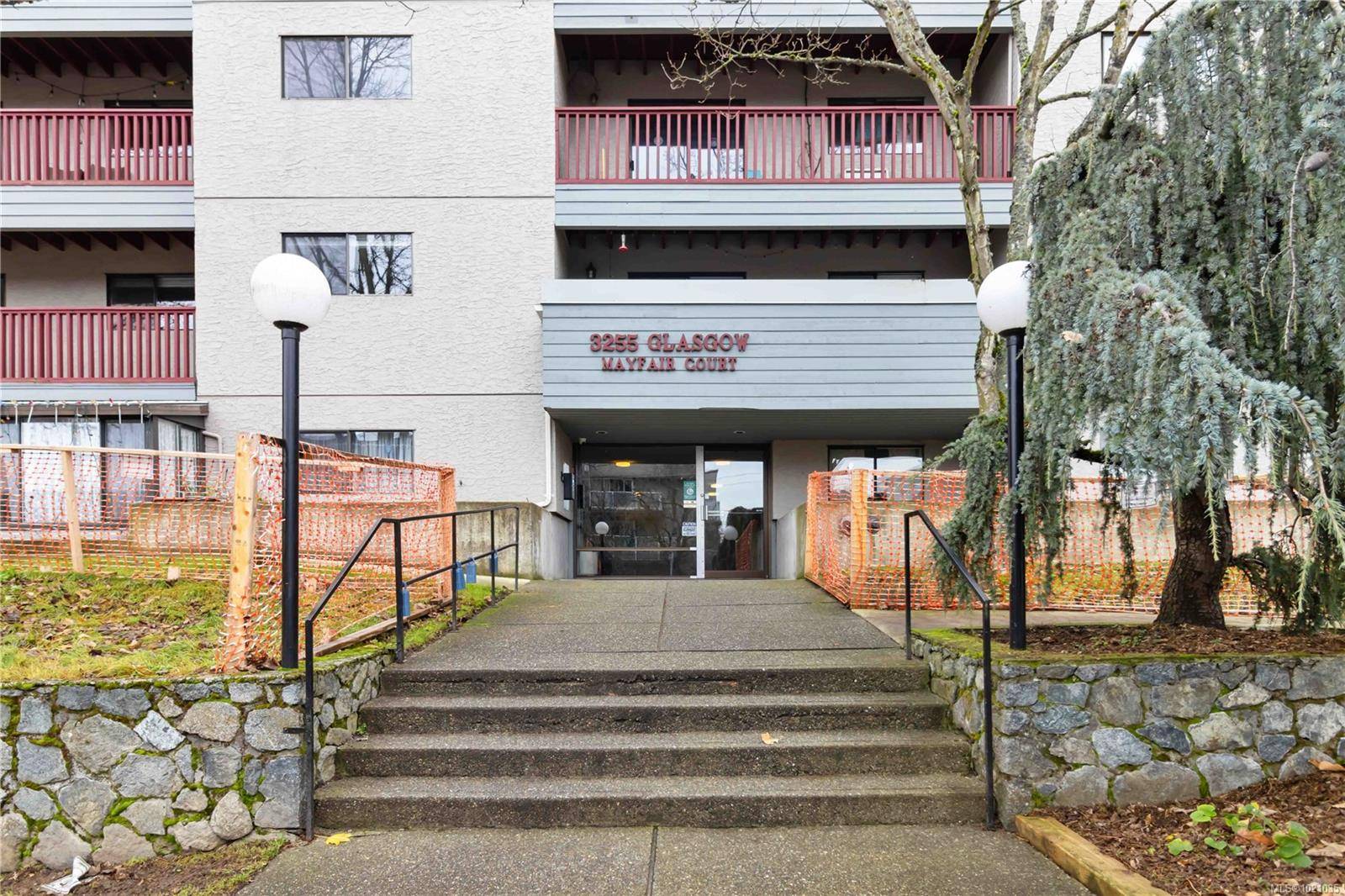 Saanich, BC V8X 1E5,3255 Glasgow Ave #308