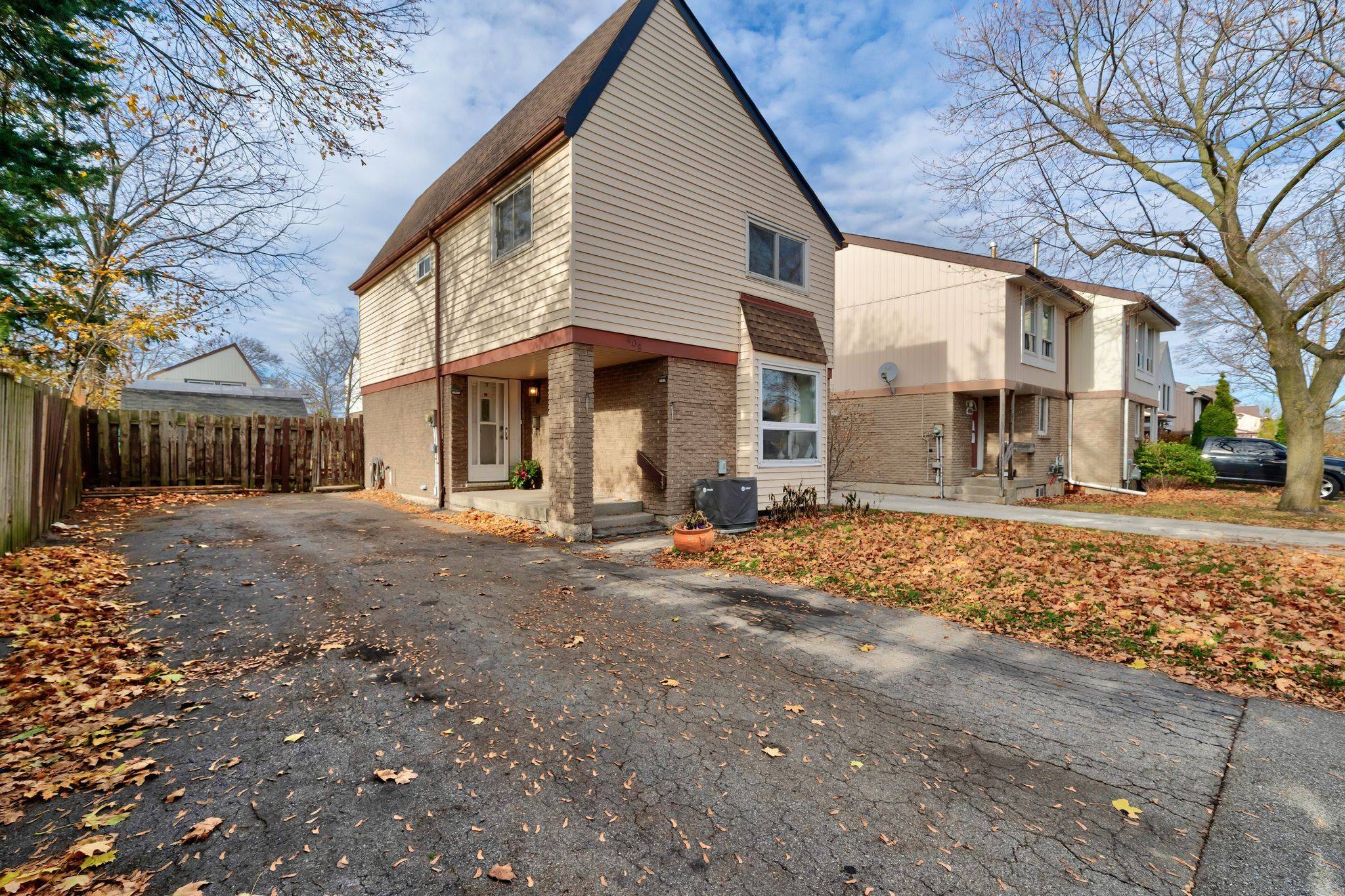 Hamilton, ON L8V 2V2,408 East 21st ST