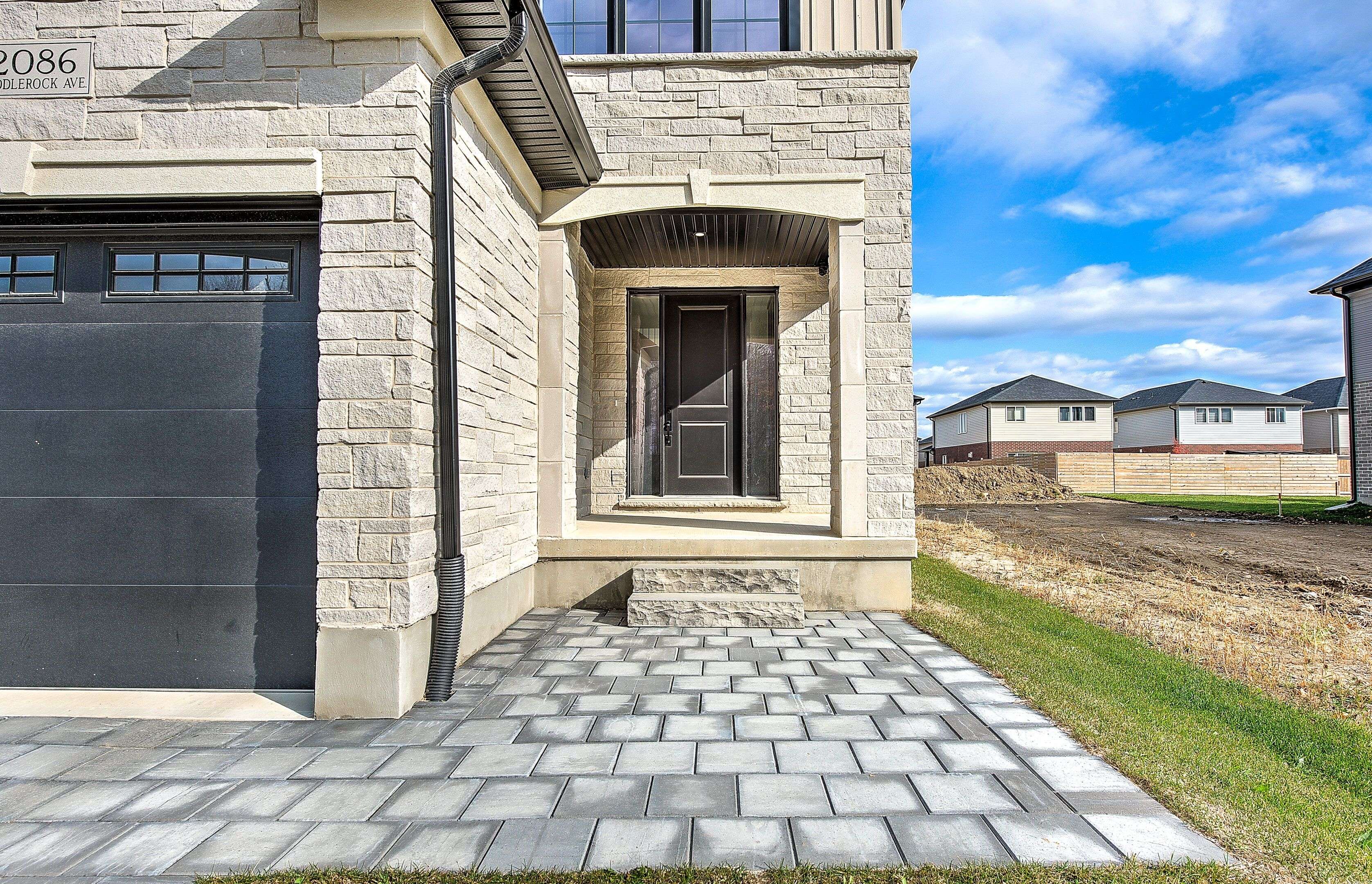 London North, ON N6G 3W3,2086 Saddlerock AVE