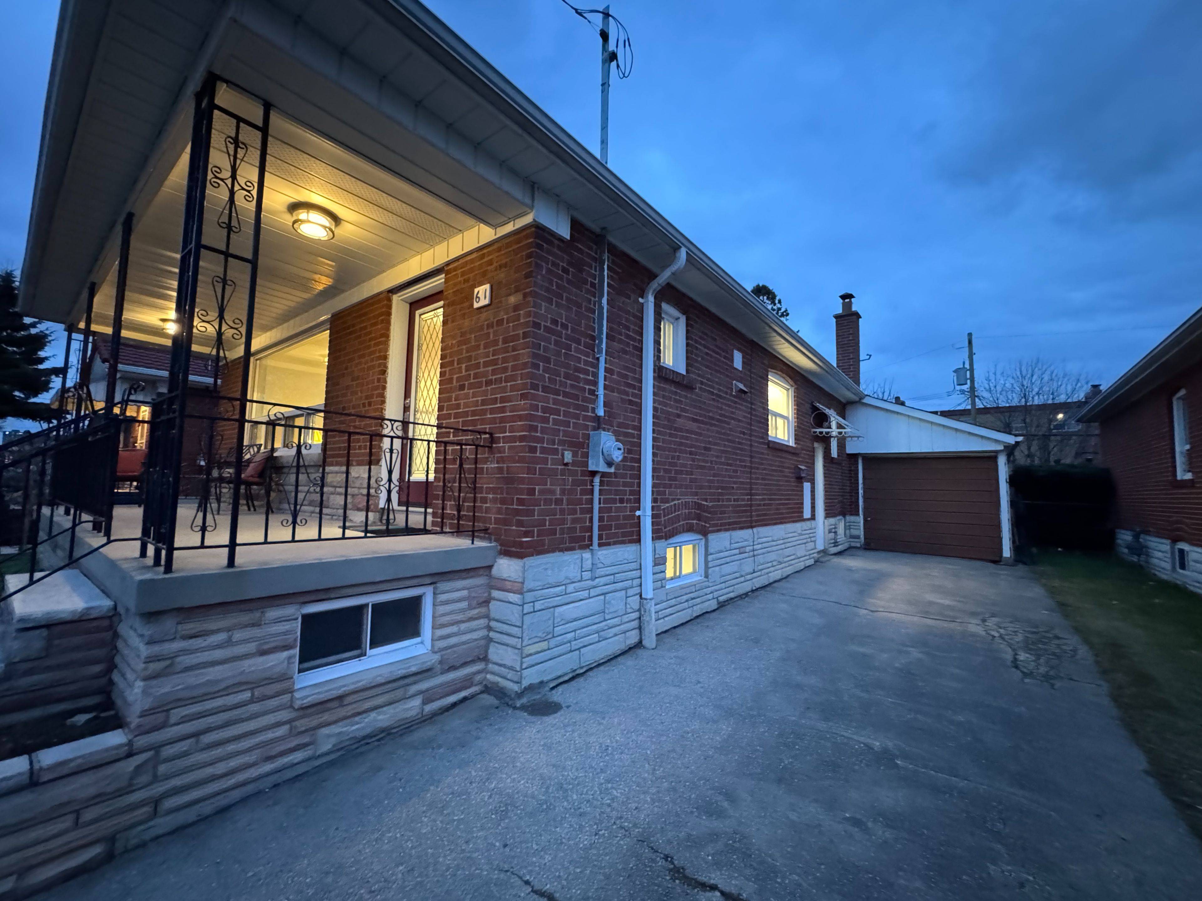 Toronto E04, ON M1P 2A2,61 Gilroy DR