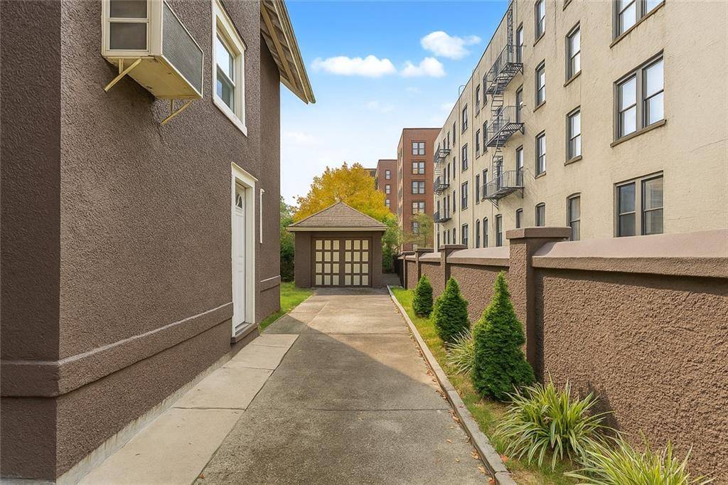 Brooklyn, NY 11230,1917 Glenwood RD