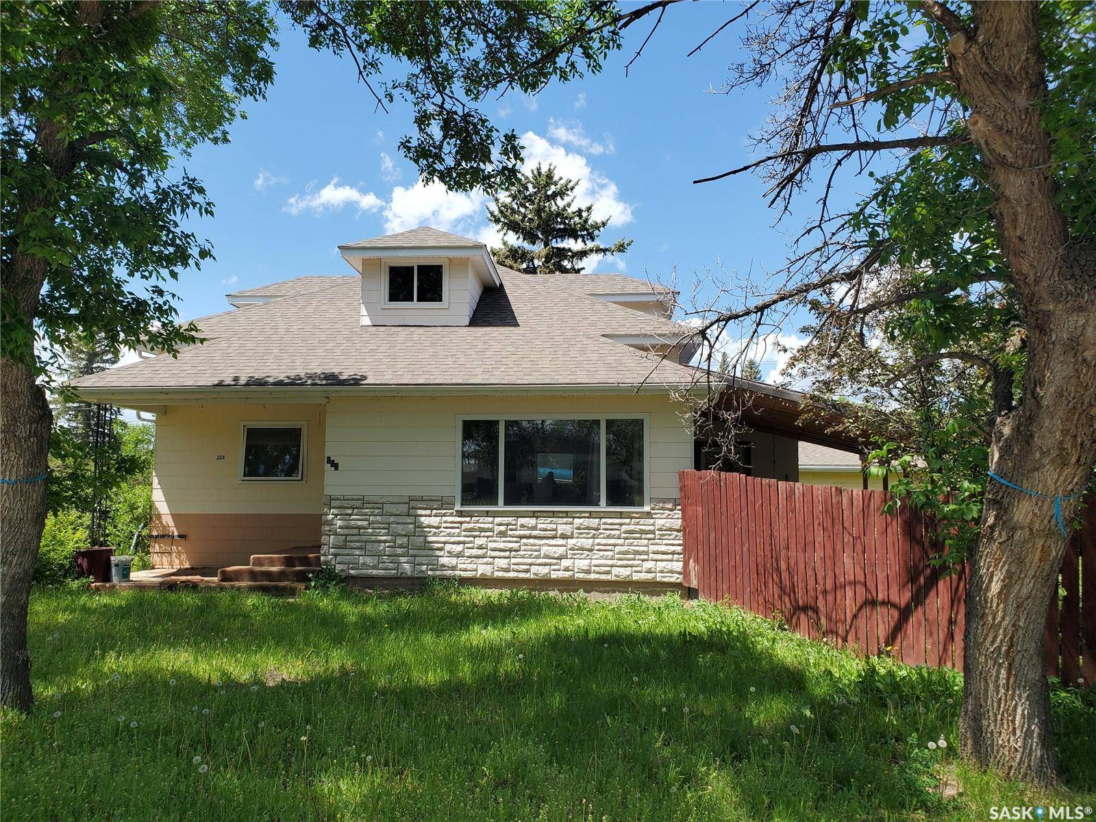 Ponteix, SK S0N 1Z0,228 4th STREET E