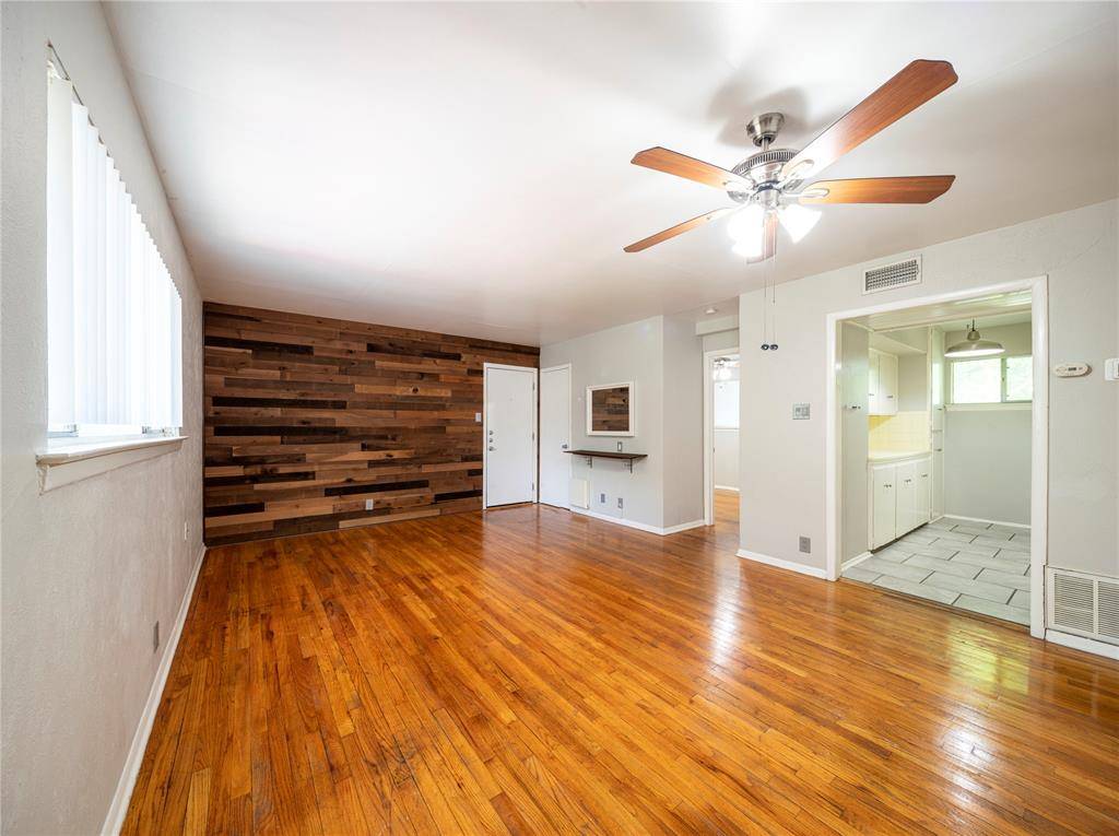 Denton, TX 76201,804 N Locust Street #B3