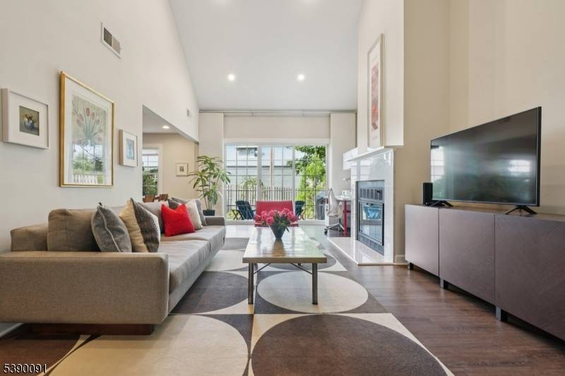 Madison Boro, NJ 07940,318 Main St #14