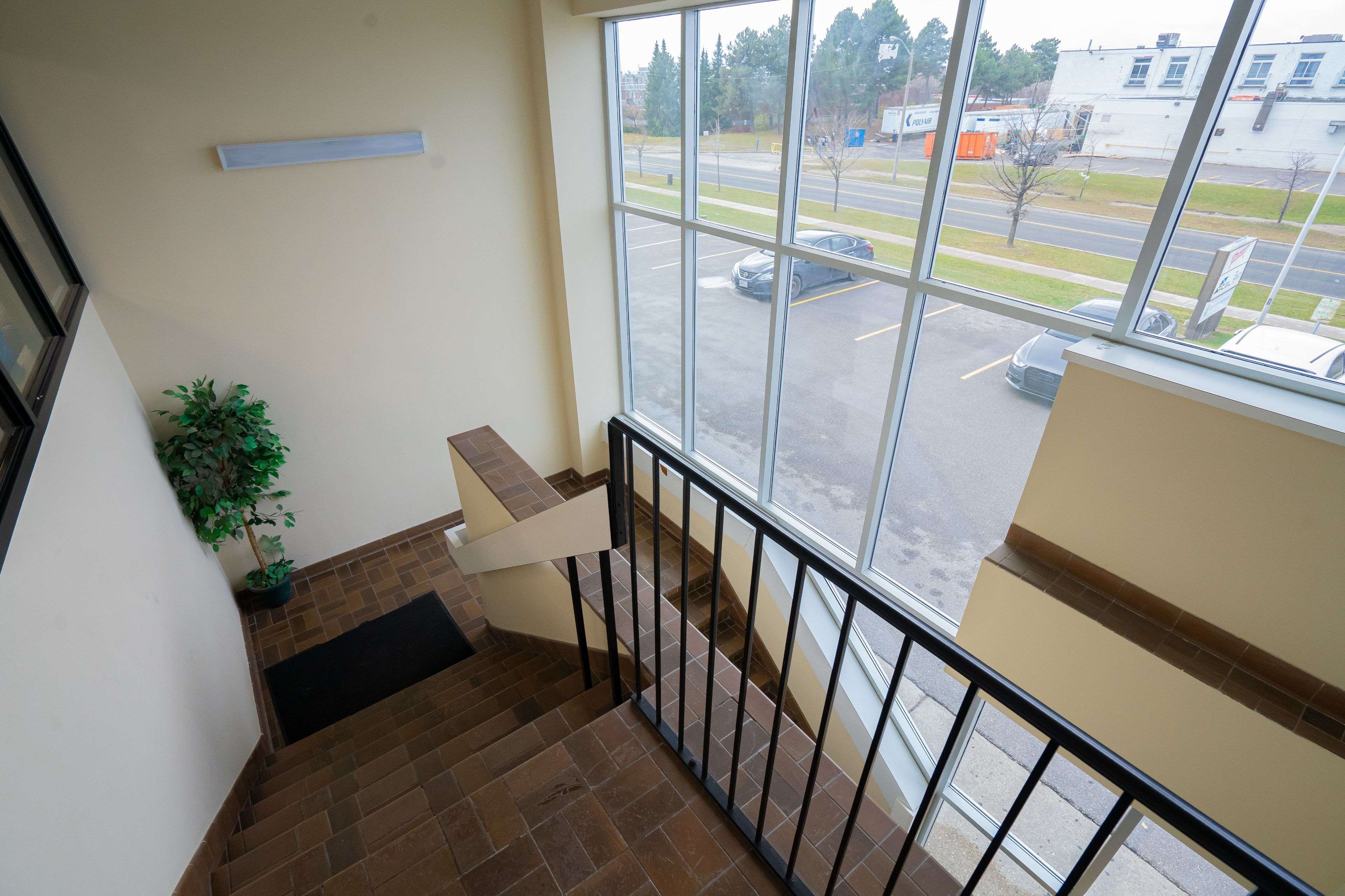 Toronto W10, ON M9V 3Y6,75 Westmore DR