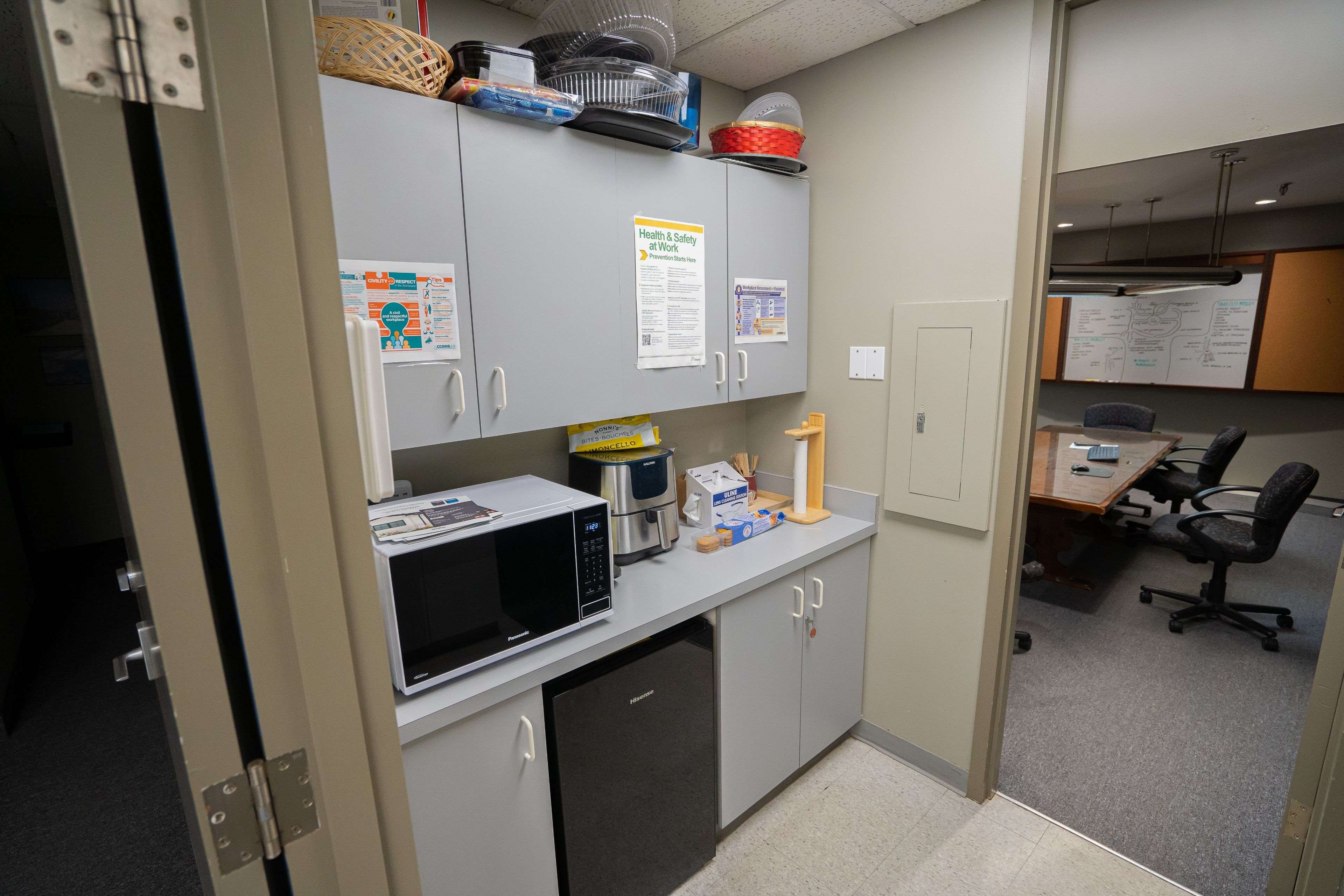 Toronto W10, ON M9V 3Y6,75 Westmore DR