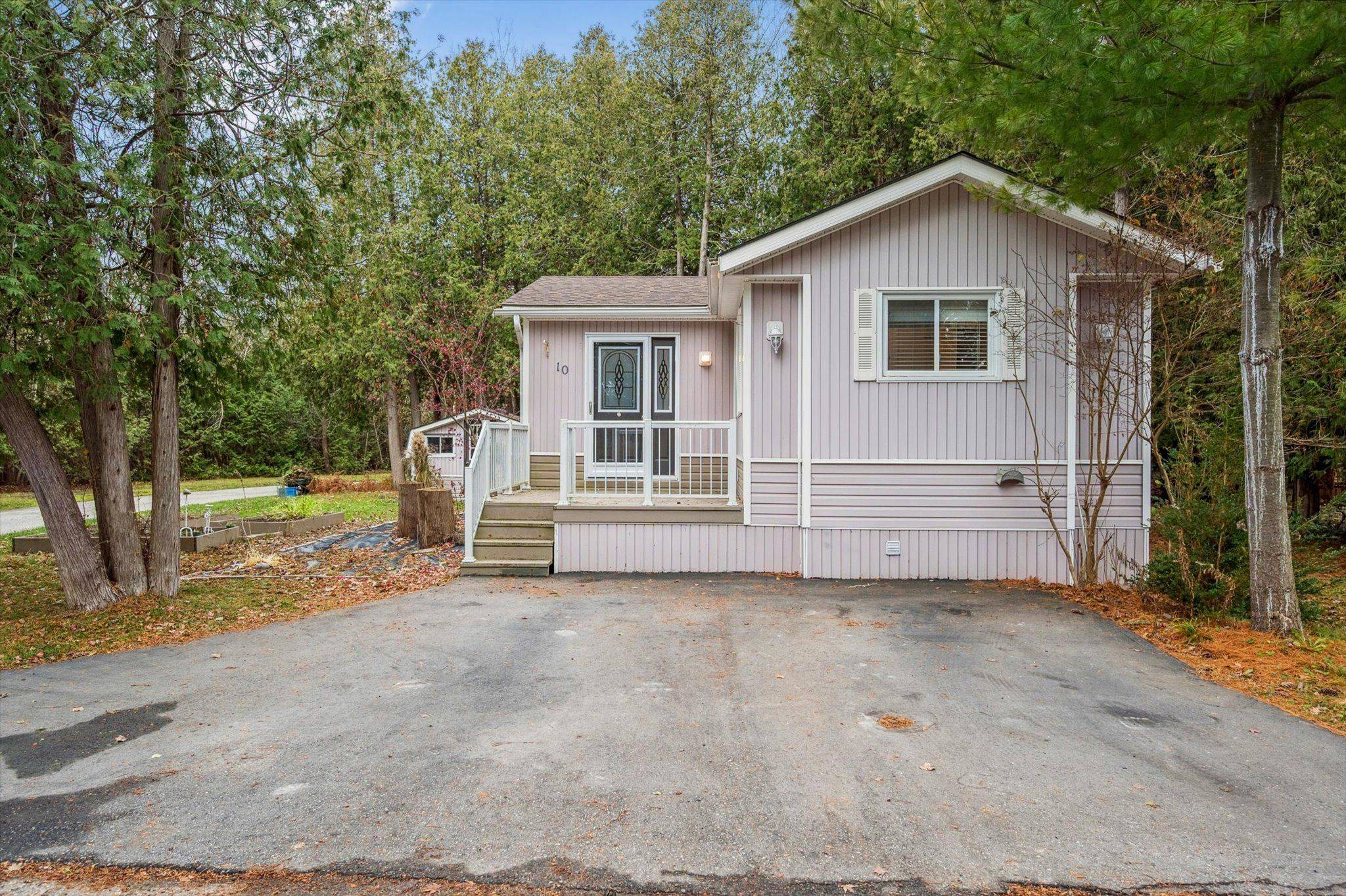 Puslinch, ON N1B 2J0,10 Spruce AVE