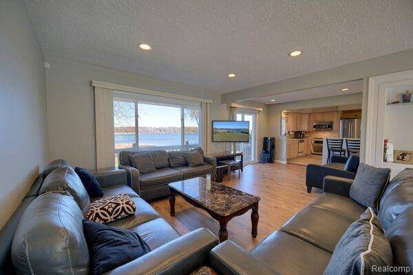 Waterford, MI 48328,3340 WINDCROFT DR