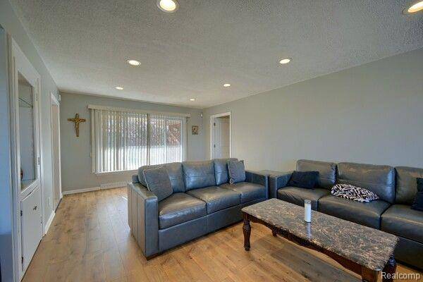 Waterford, MI 48328,3340 WINDCROFT DR