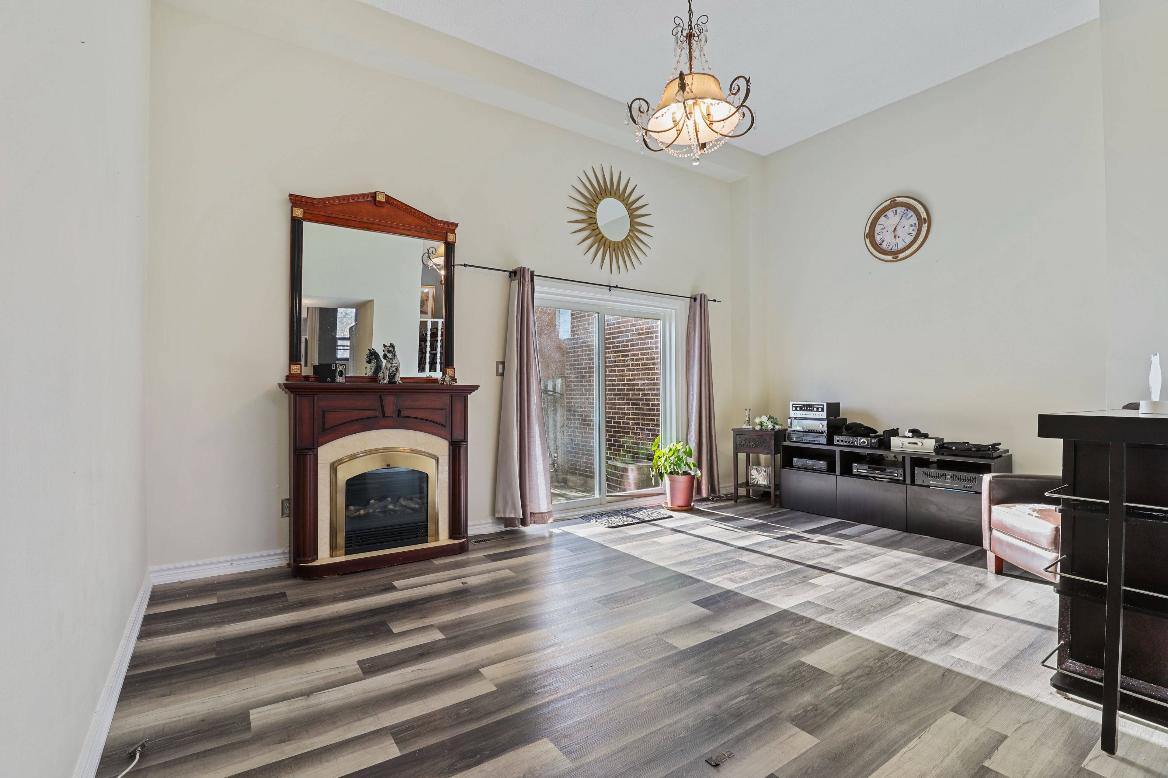 Mississauga, ON L4T 3W9,7707 Darcel AVE #26